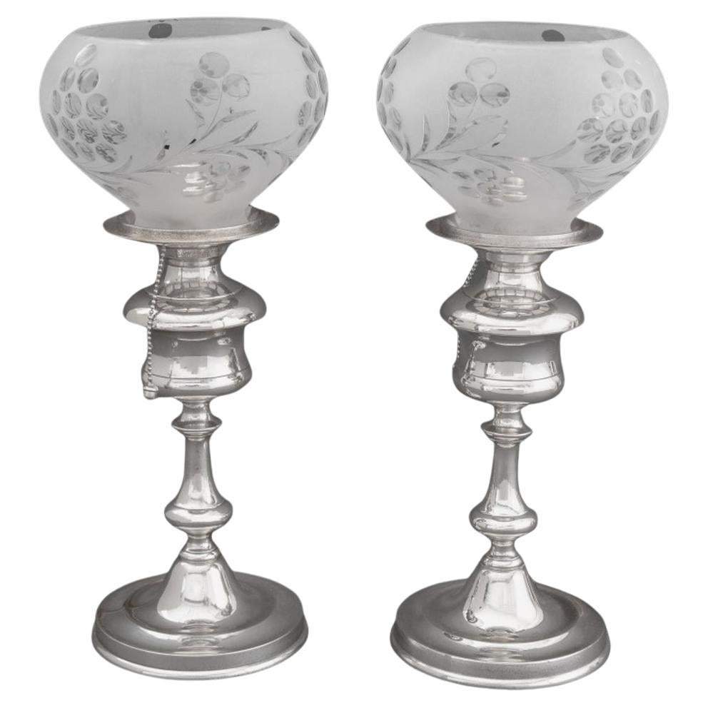 Pareja de lámparas de metal plateado y cristal grabado
