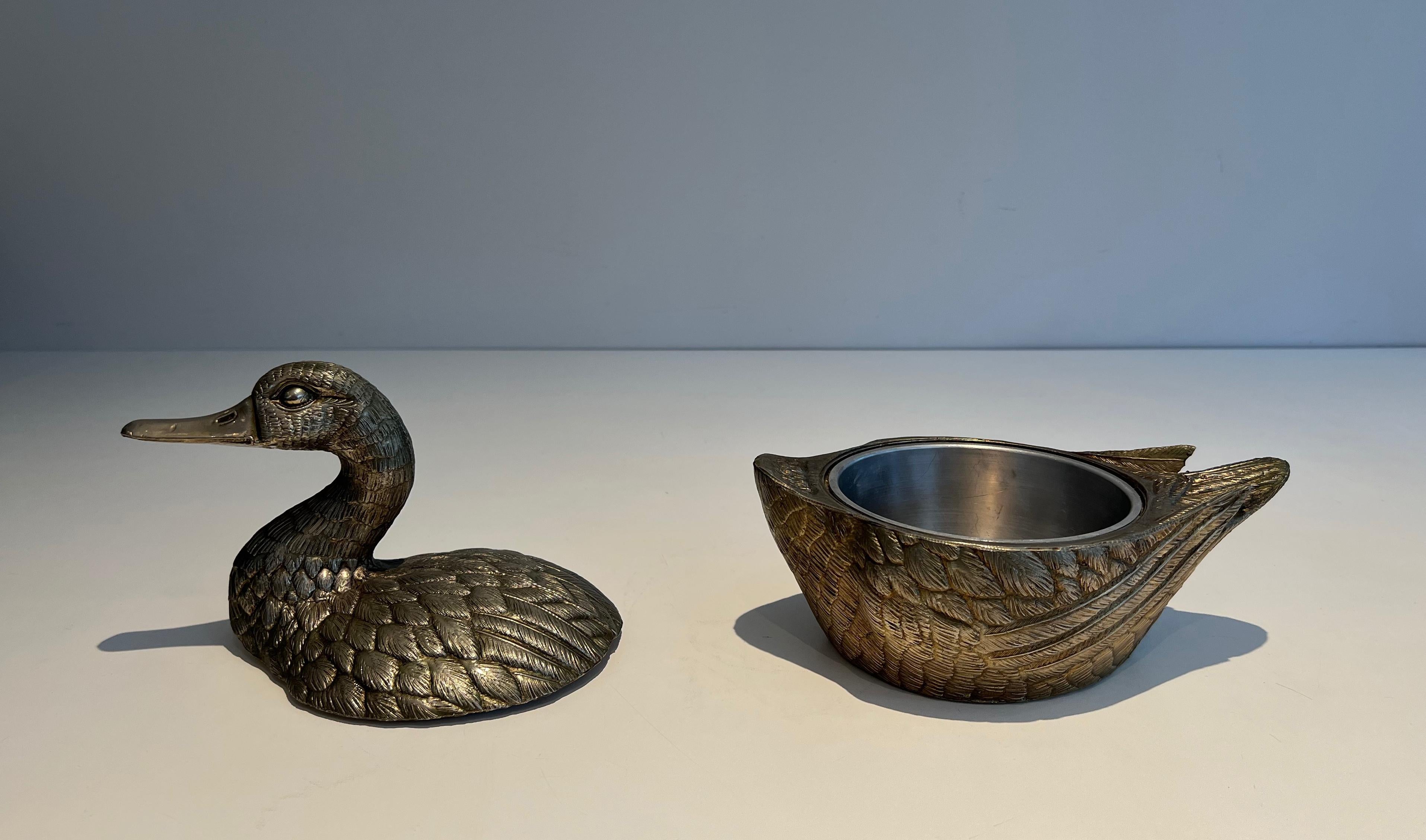 Thi nice ice bucket representing a duck is made of silvered metal. This is an Italian work signed by Mauro Manetti. Circa 1970