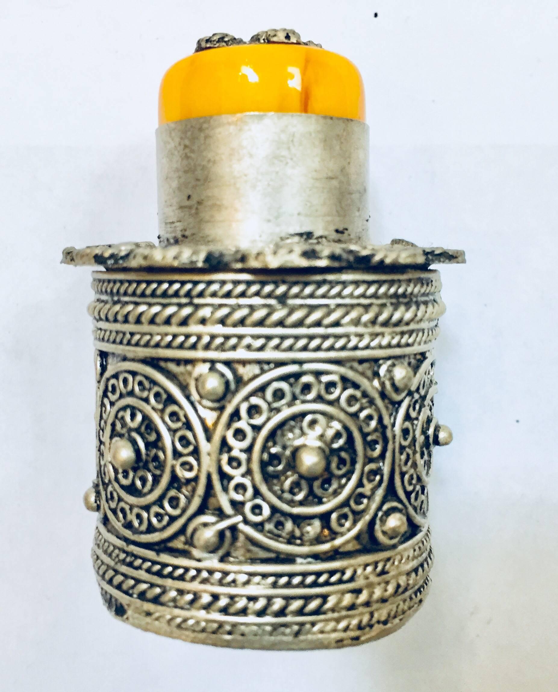 Mauresque Boîte à couvercle en métal argenté en vente