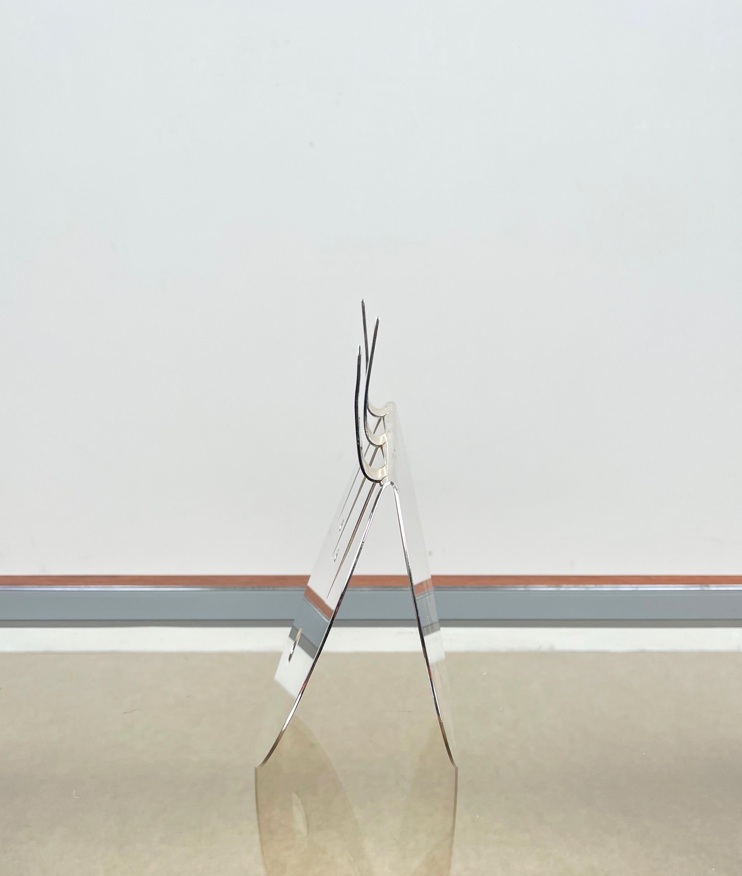 Escultura de metal plateado 