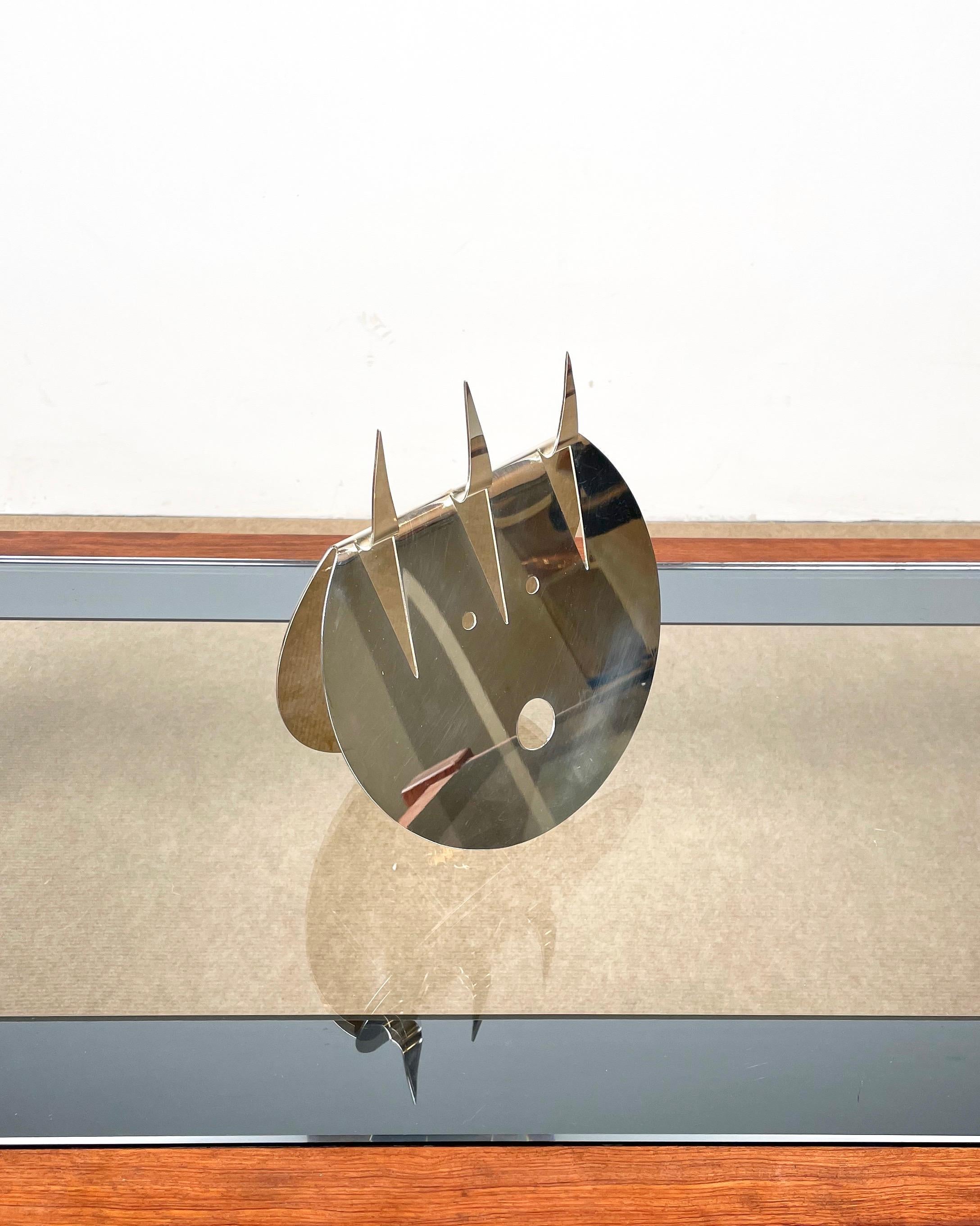 Escultura de metal plateado 