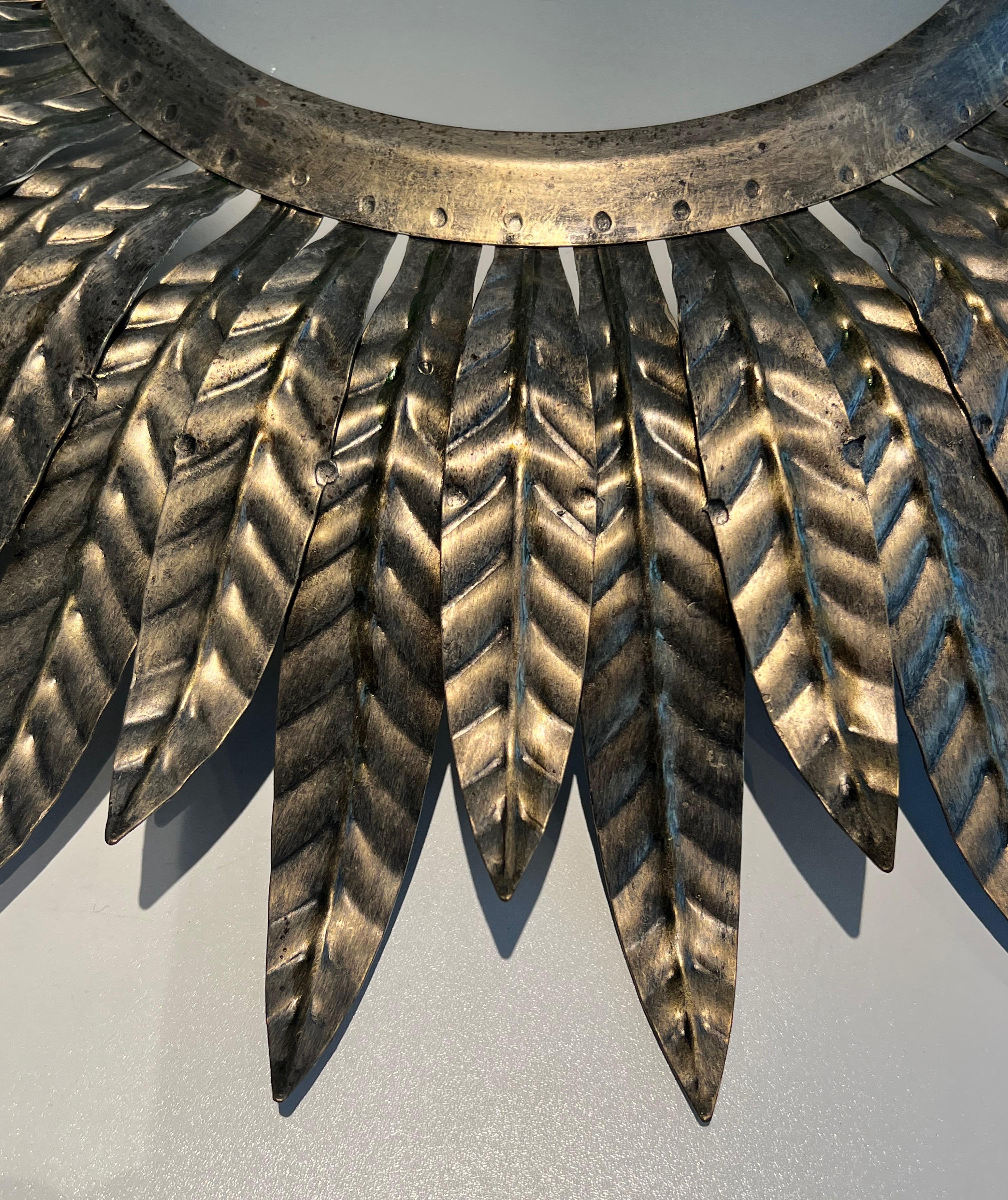Applique ou éclairage mural Sunburst en métal argenté avec un verre rond opaque en vente 2