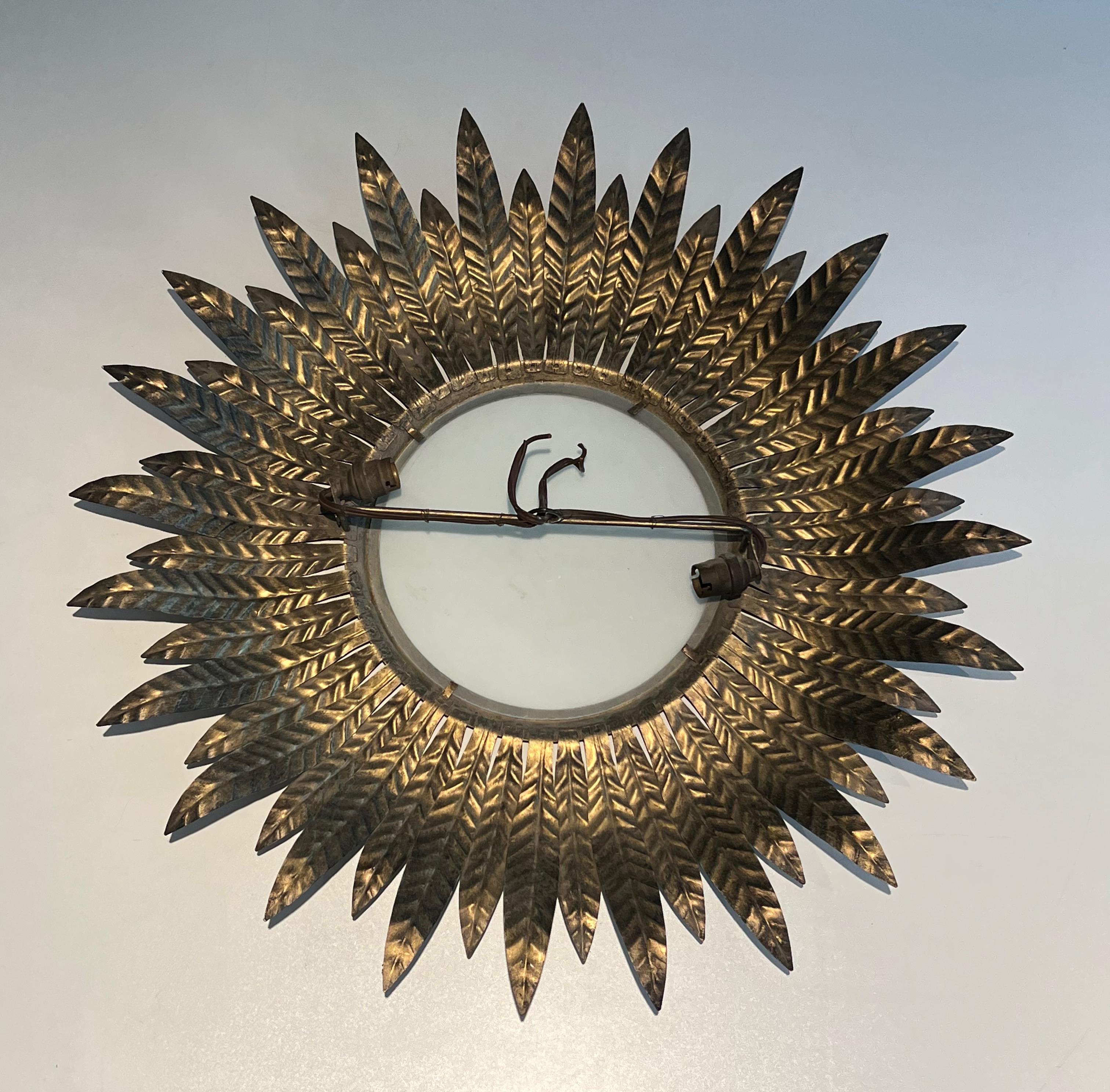 Applique ou éclairage mural Sunburst en métal argenté avec un verre rond opaque en vente 3