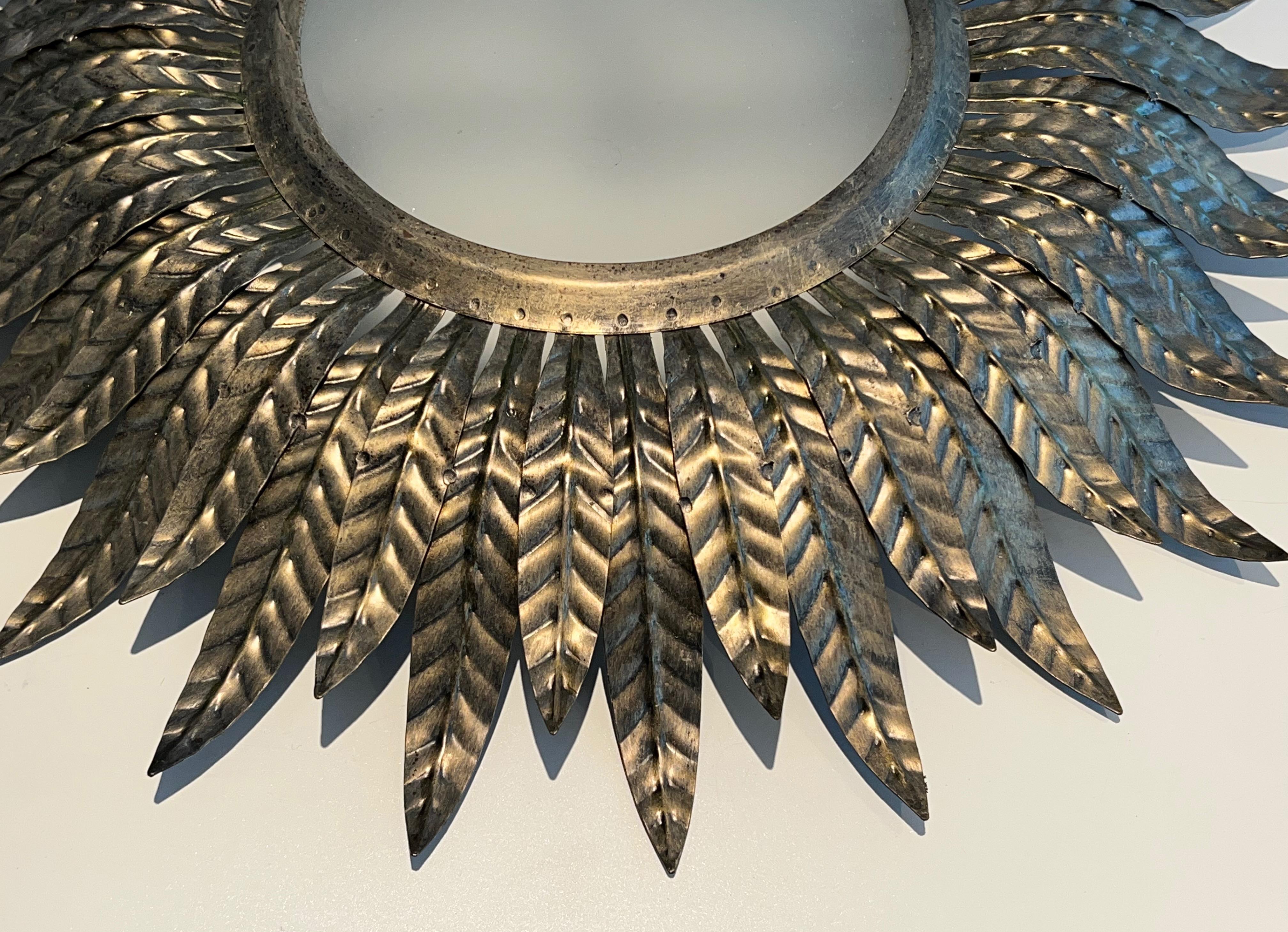 Applique ou éclairage mural Sunburst en métal argenté avec un verre rond opaque en vente 7