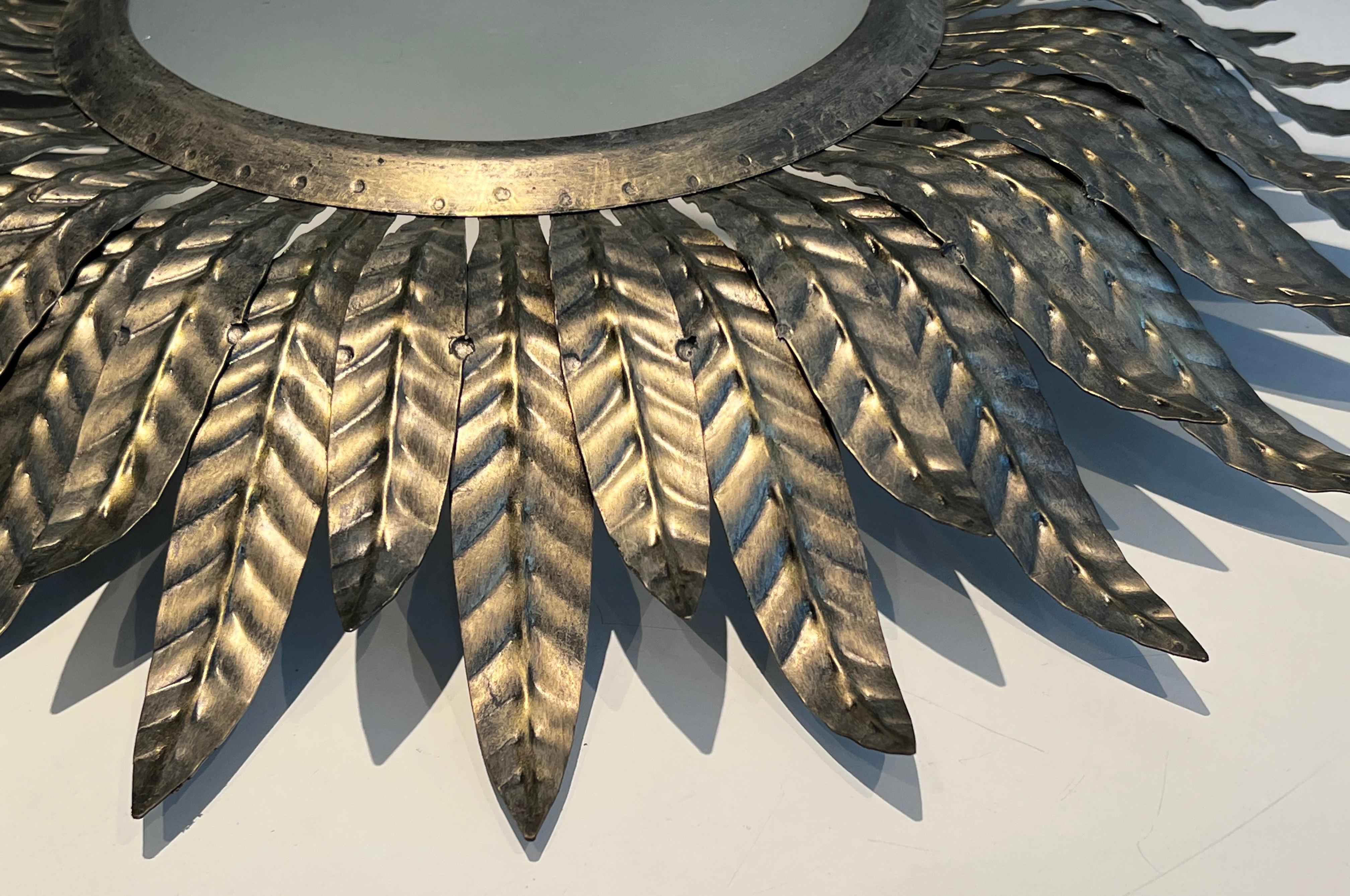 Applique ou éclairage mural Sunburst en métal argenté avec un verre rond opaque en vente 8