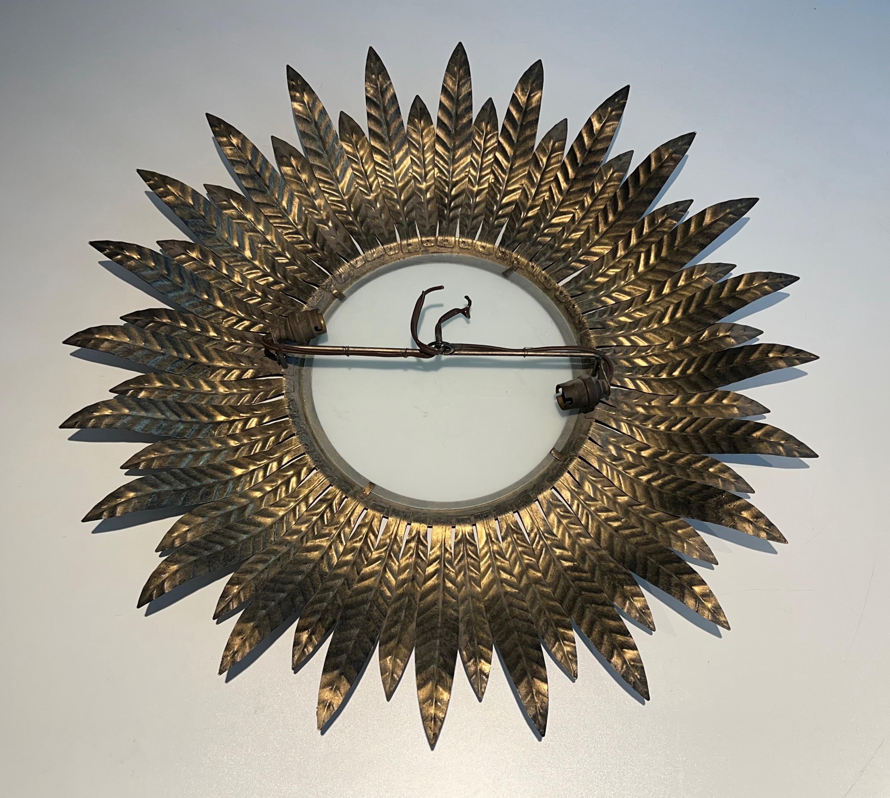 Applique ou éclairage mural Sunburst en métal argenté avec un verre rond opaque en vente 9
