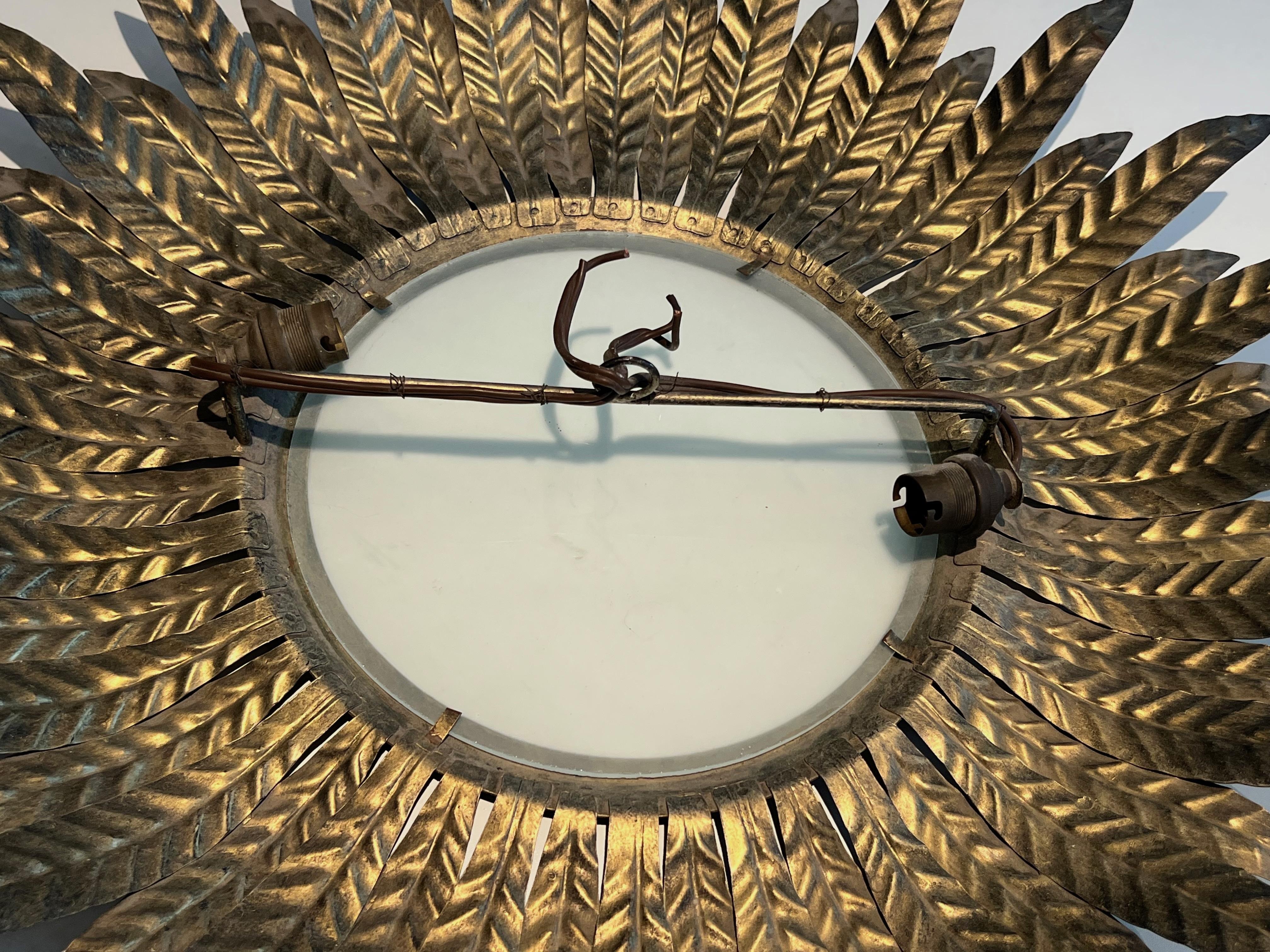 Applique ou éclairage mural Sunburst en métal argenté avec un verre rond opaque en vente 10