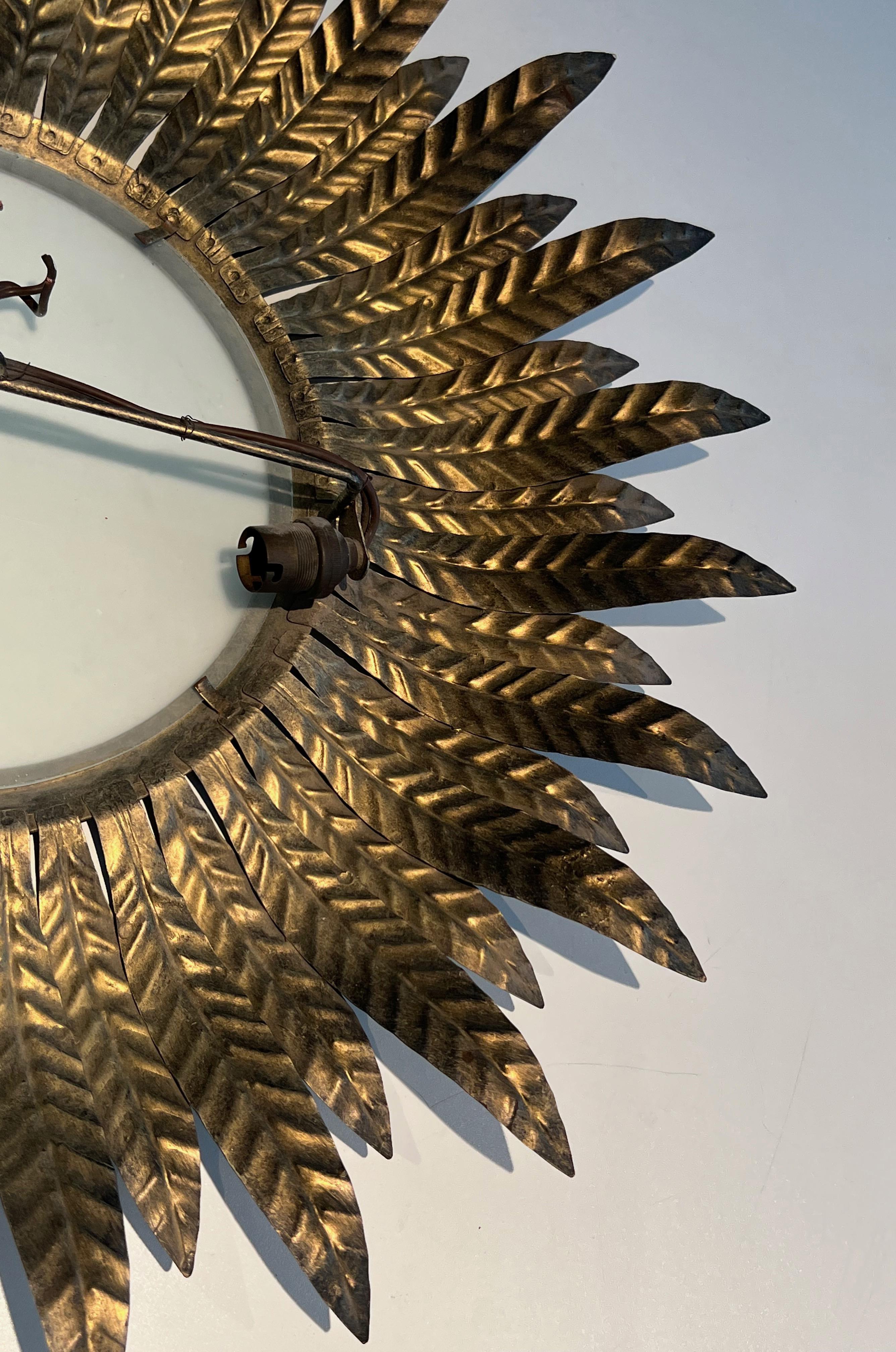 Applique ou éclairage mural Sunburst en métal argenté avec un verre rond opaque en vente 11