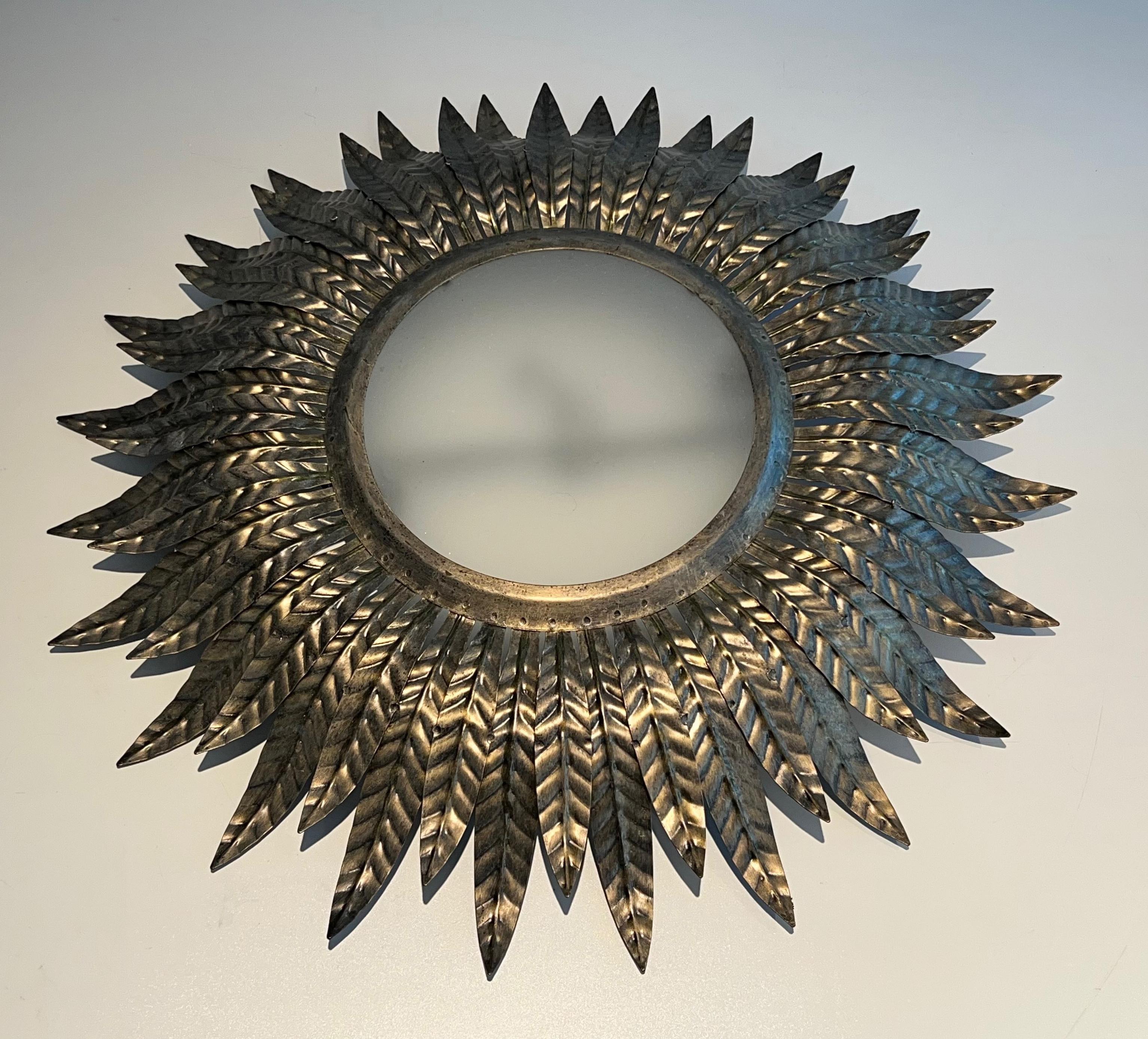 Mid-Century Modern Applique ou éclairage mural Sunburst en métal argenté avec un verre rond opaque en vente