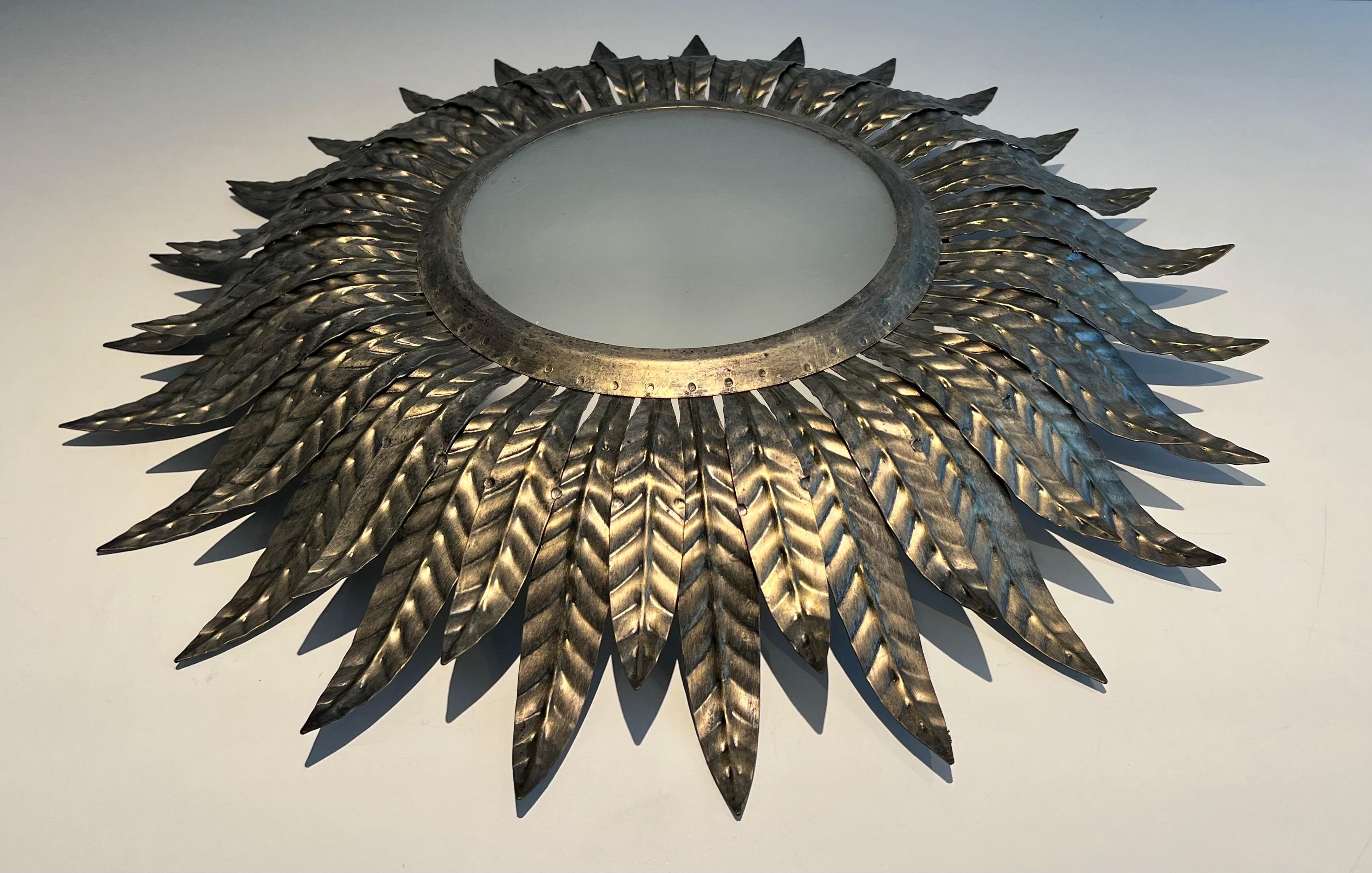 Français Applique ou éclairage mural Sunburst en métal argenté avec un verre rond opaque en vente