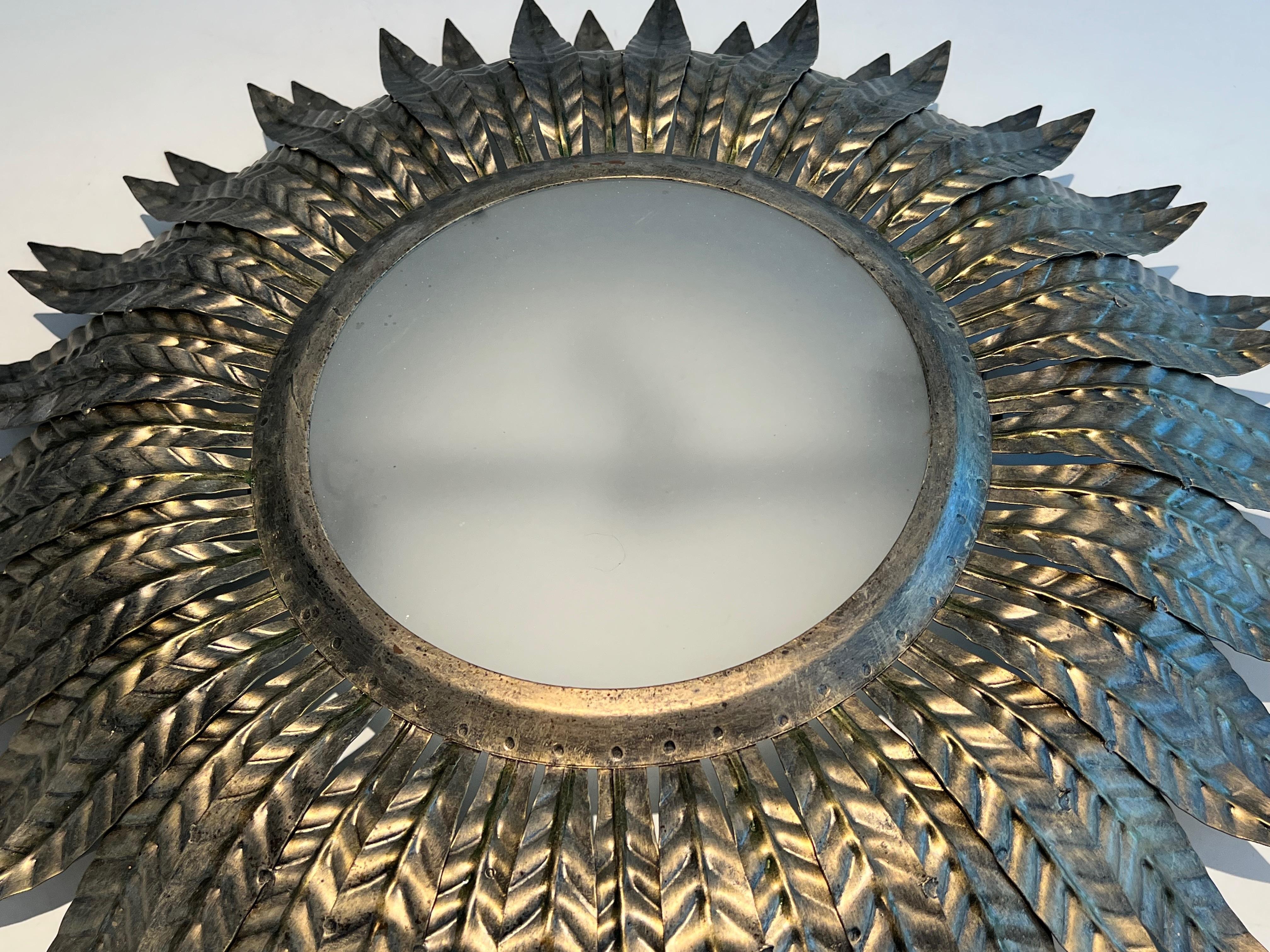 Argenté Applique ou éclairage mural Sunburst en métal argenté avec un verre rond opaque en vente