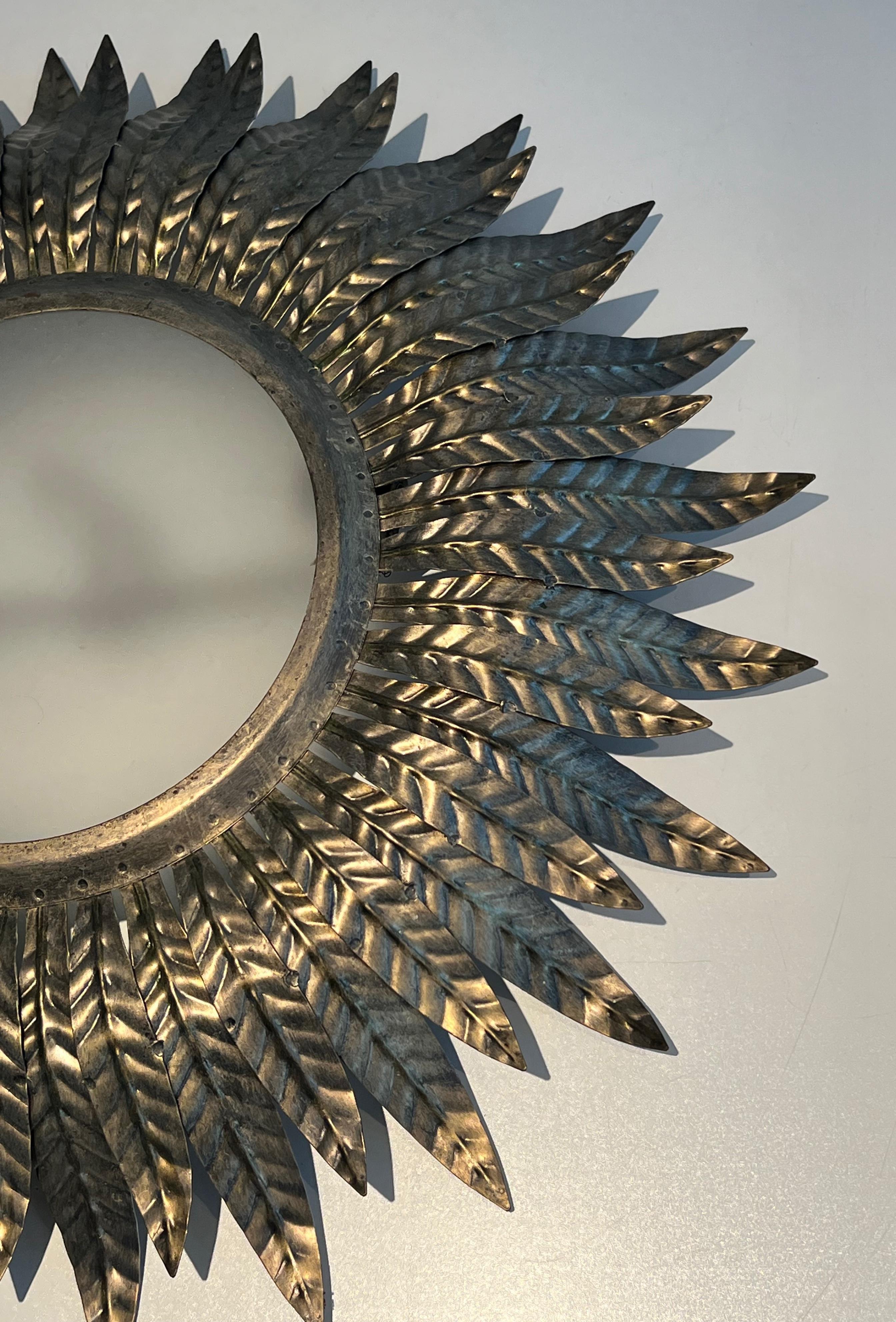 Applique ou éclairage mural Sunburst en métal argenté avec un verre rond opaque Bon état - En vente à Marcq-en-Barœul, Hauts-de-France