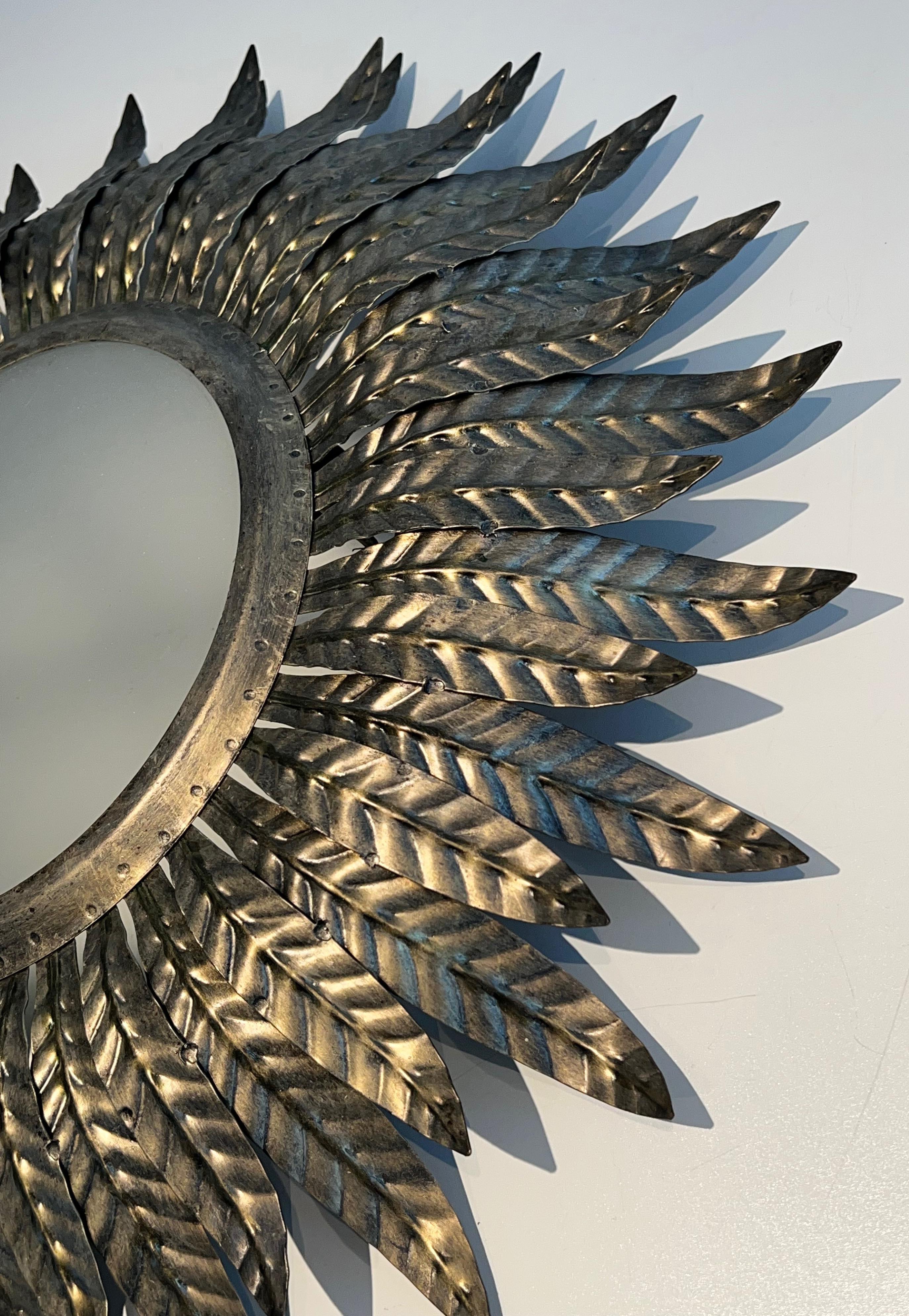 Fin du 20e siècle Applique ou éclairage mural Sunburst en métal argenté avec un verre rond opaque en vente