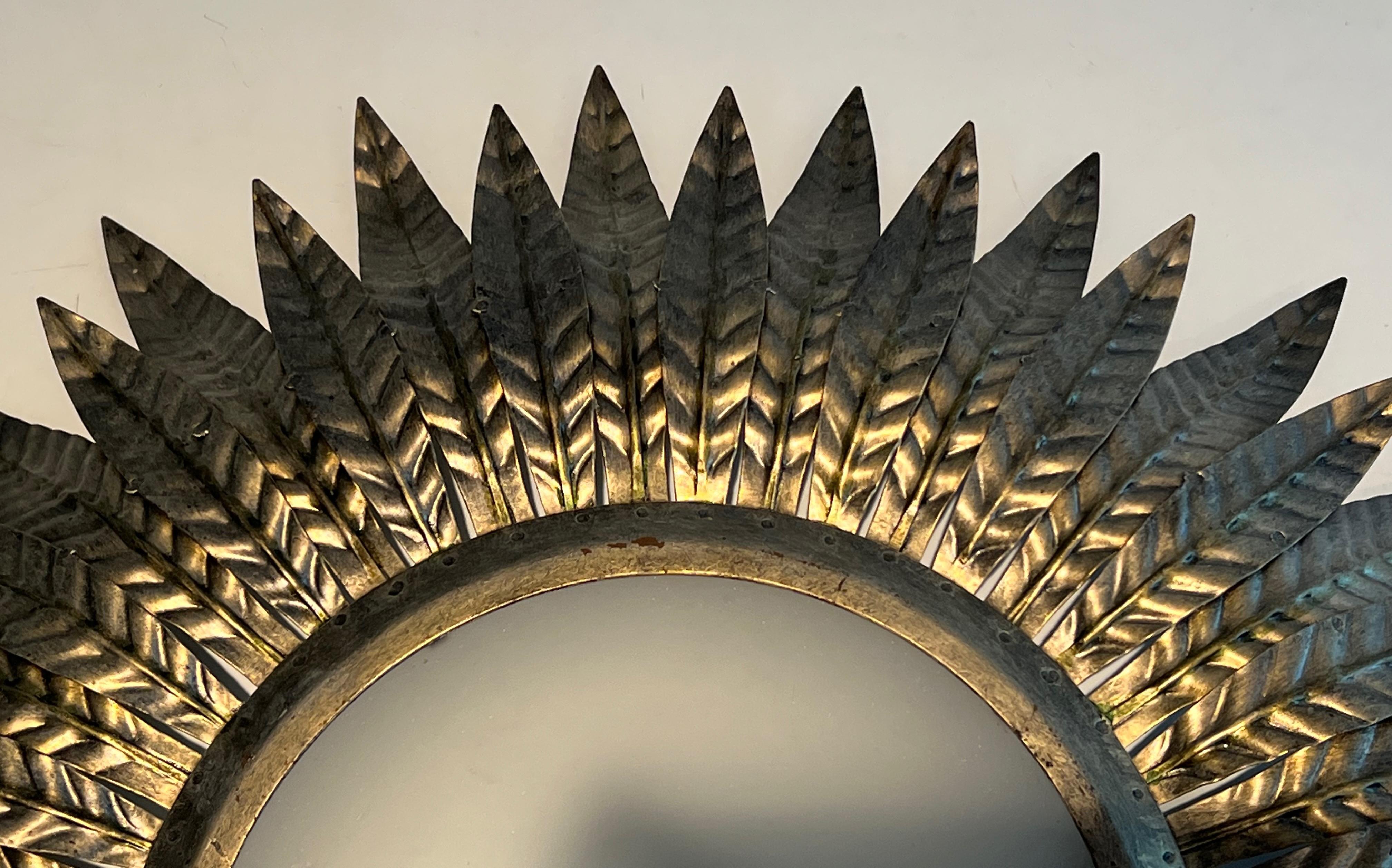 Métal Applique ou éclairage mural Sunburst en métal argenté avec un verre rond opaque en vente