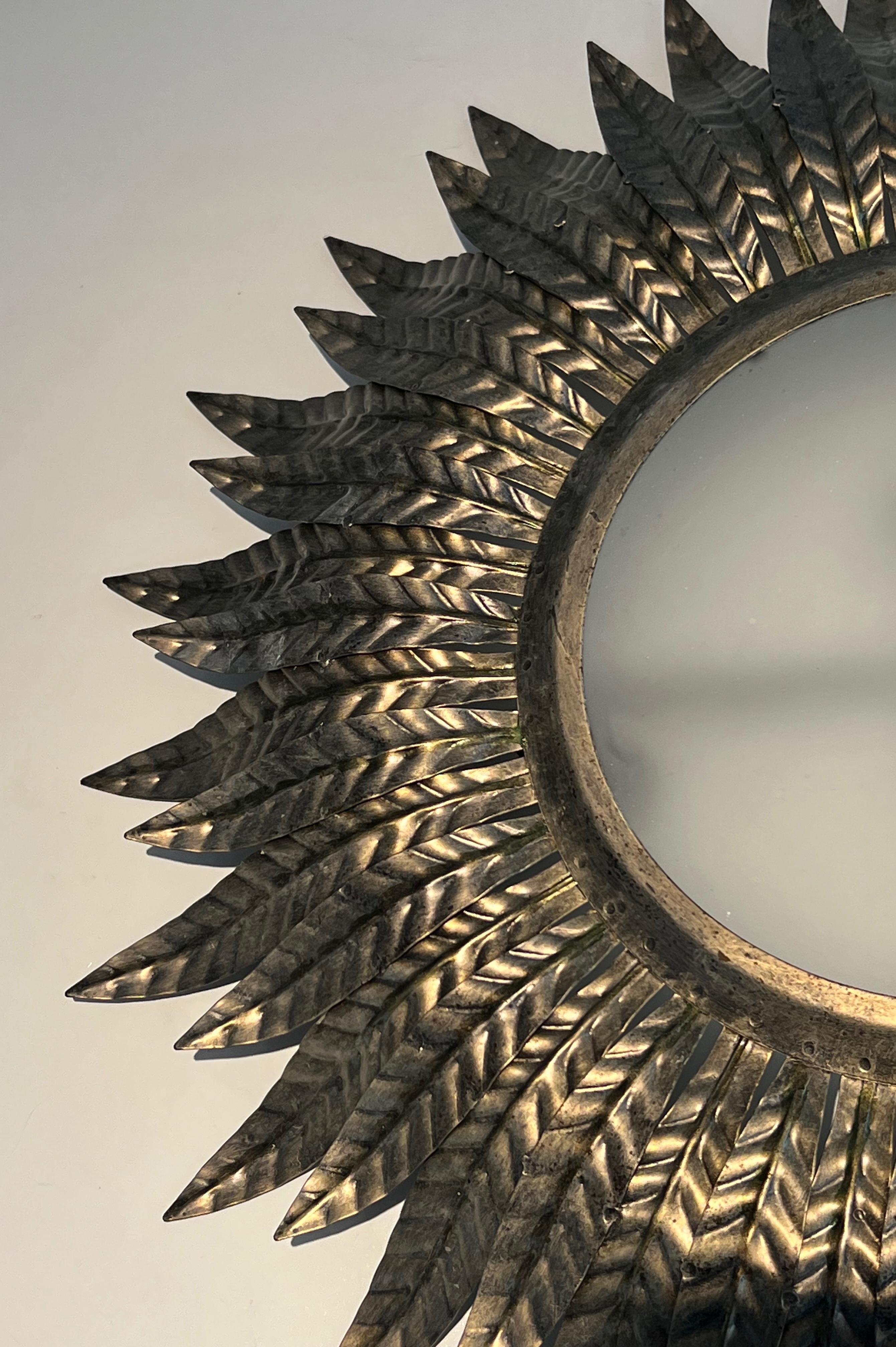 Applique ou éclairage mural Sunburst en métal argenté avec un verre rond opaque en vente 1