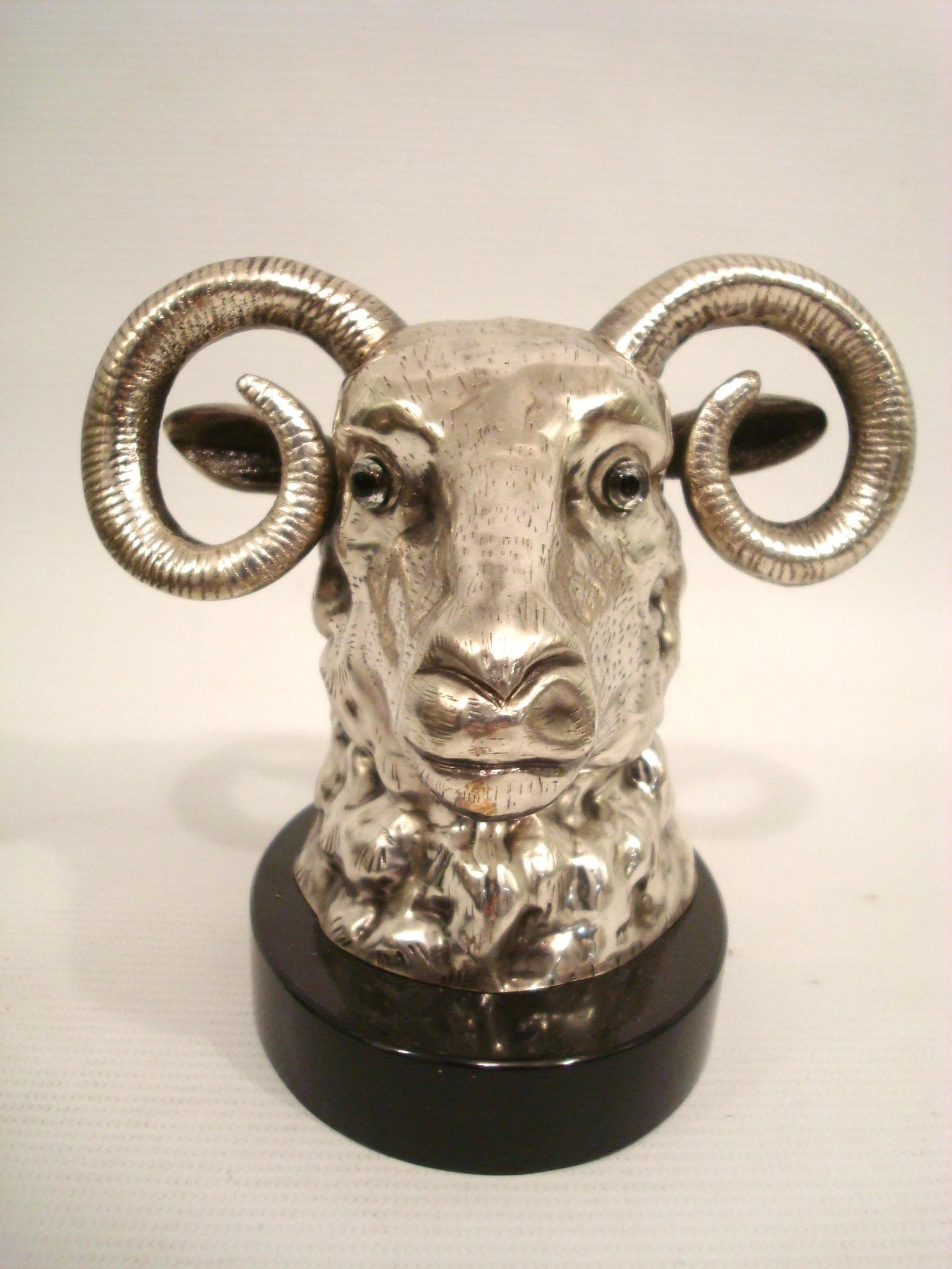 Art déco Sculpture argentée d'une tête de bélier en vente