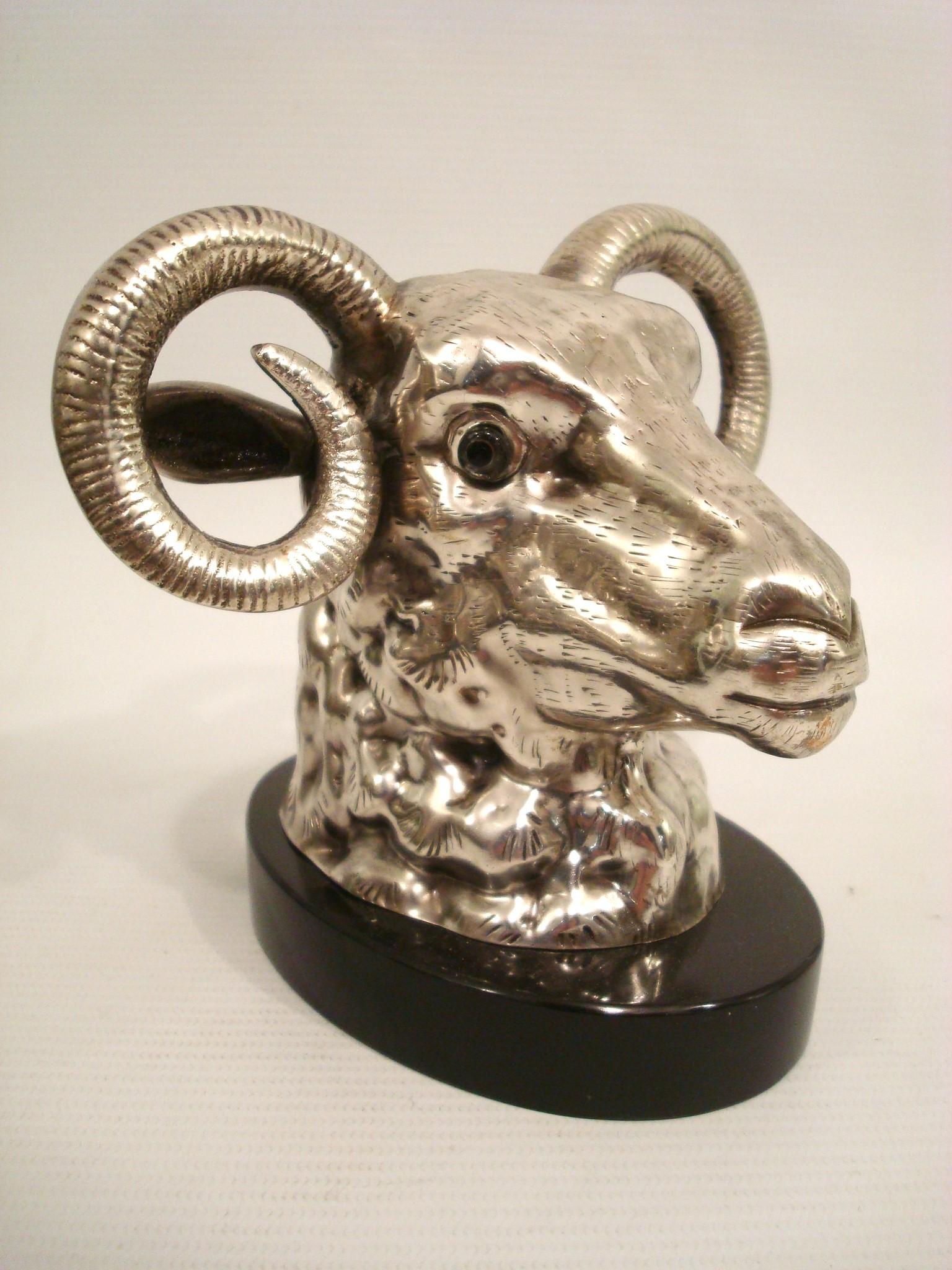 Français Sculpture argentée d'une tête de bélier en vente
