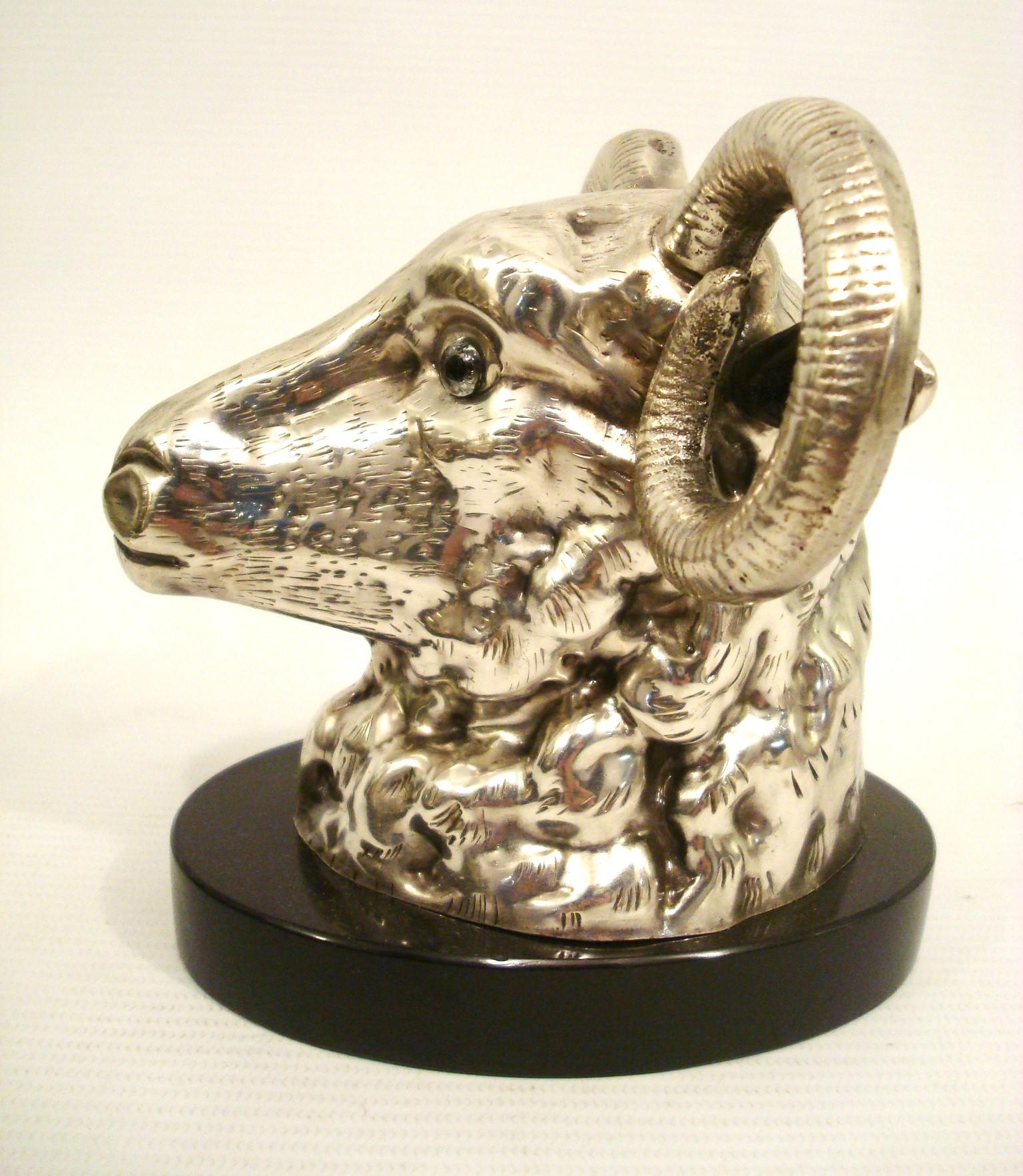 Argenté Sculpture argentée d'une tête de bélier en vente