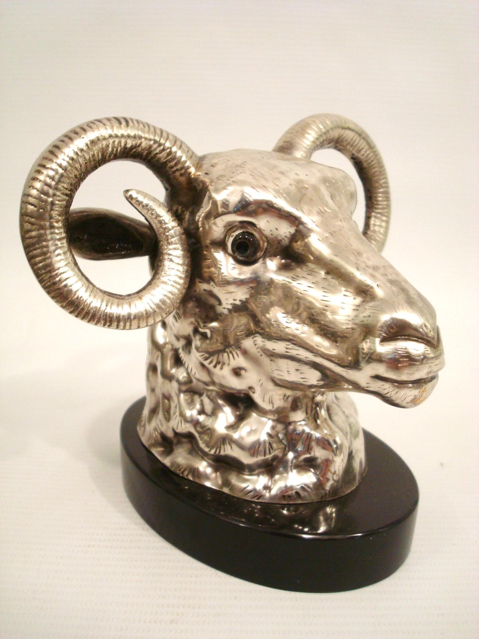 20ième siècle Sculpture argentée d'une tête de bélier en vente