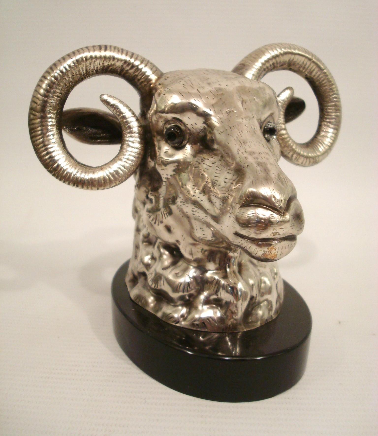 Métal Sculpture argentée d'une tête de bélier en vente