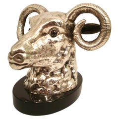 Sculpture argentée d'une tête de bélier