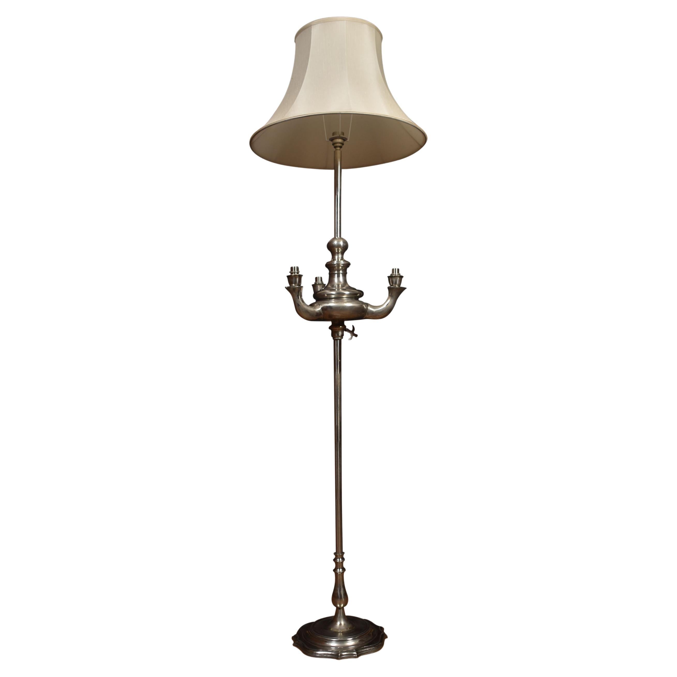 Versilberte Standard-Lampe