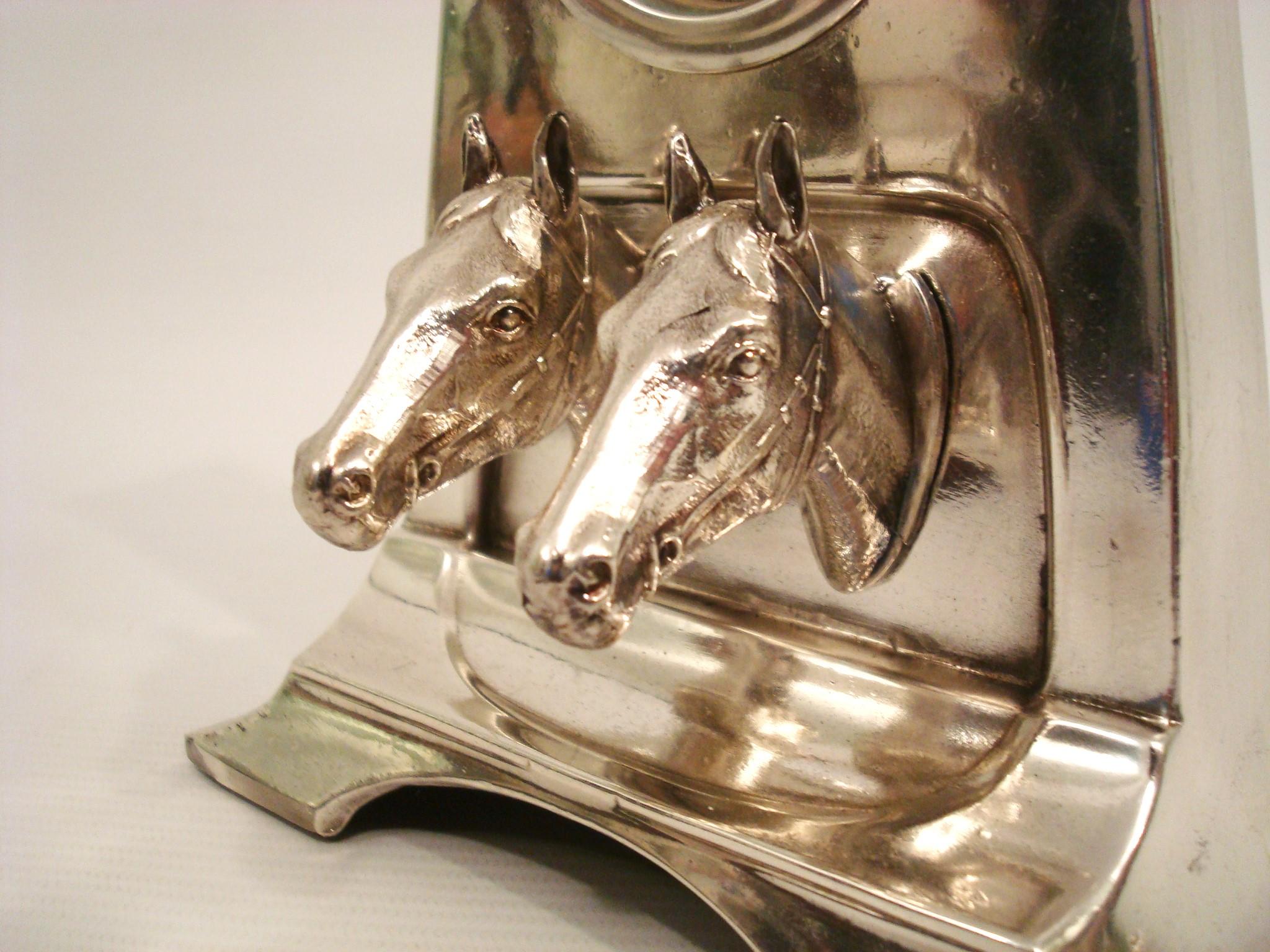 Arts and Crafts Horloge de table argentée avec deux têtes de chevaux. Allemagne des années 1910 en vente