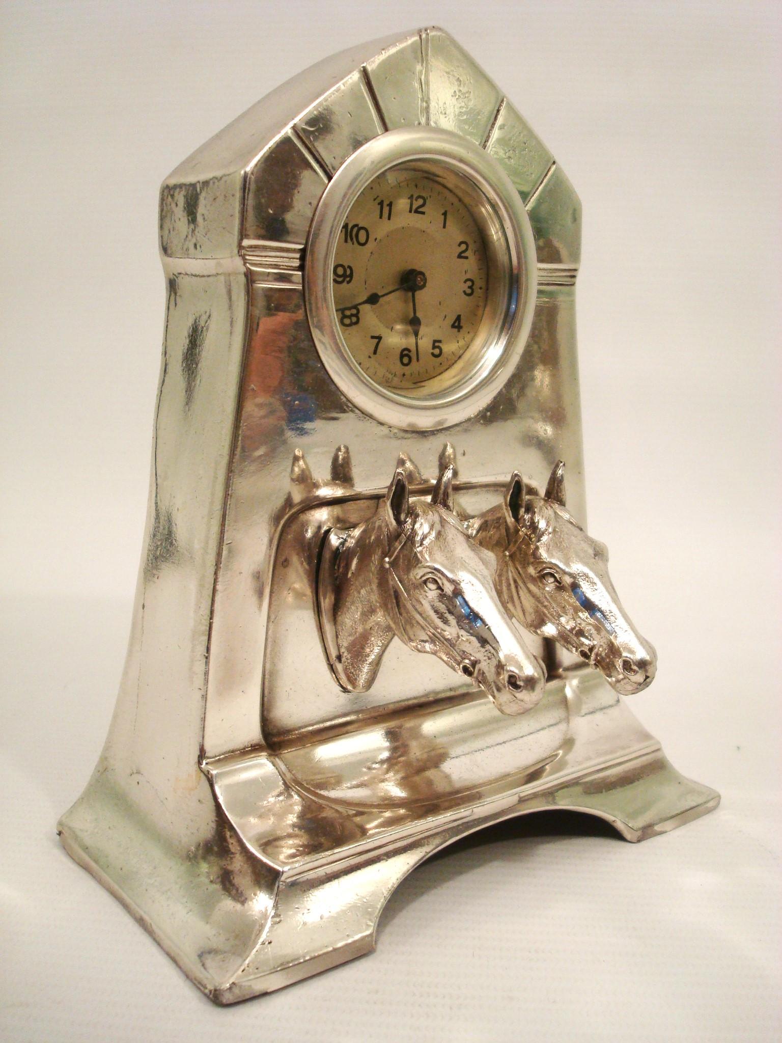 Allemand Horloge de table argentée avec deux têtes de chevaux. Allemagne des années 1910 en vente