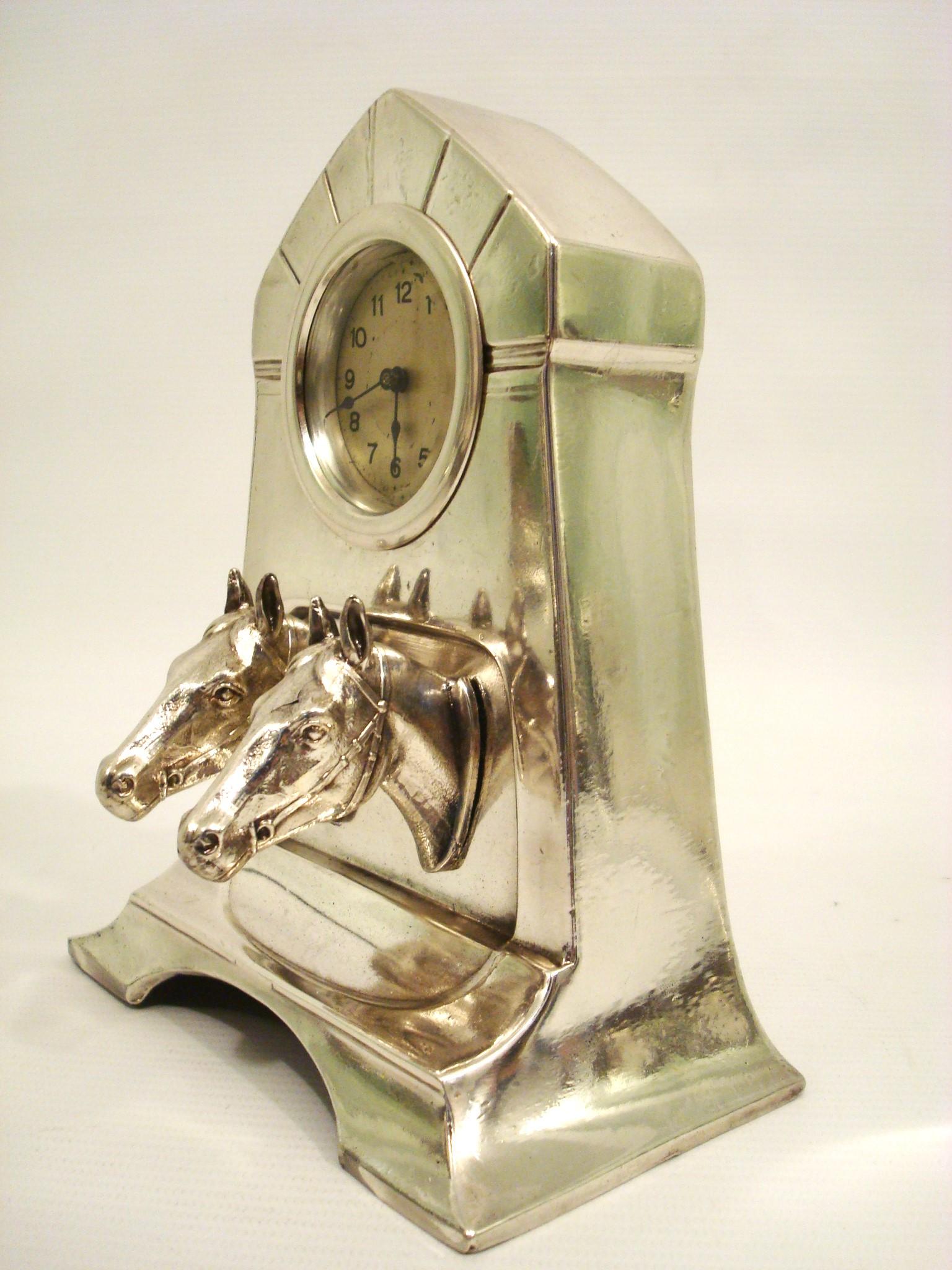 Métal Horloge de table argentée avec deux têtes de chevaux. Allemagne des années 1910 en vente
