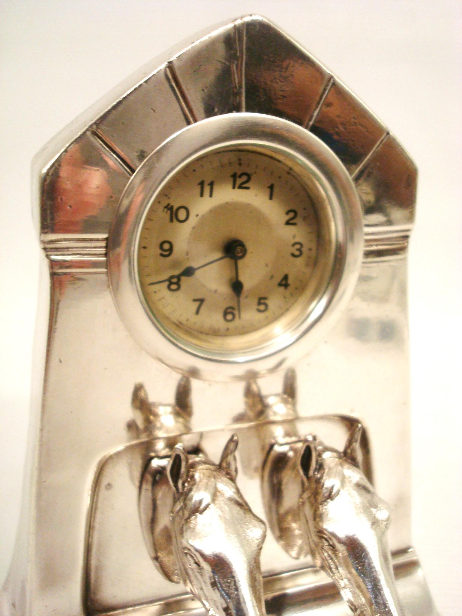 Horloge de table argentée avec deux têtes de chevaux. Allemagne des années 1910 en vente 1