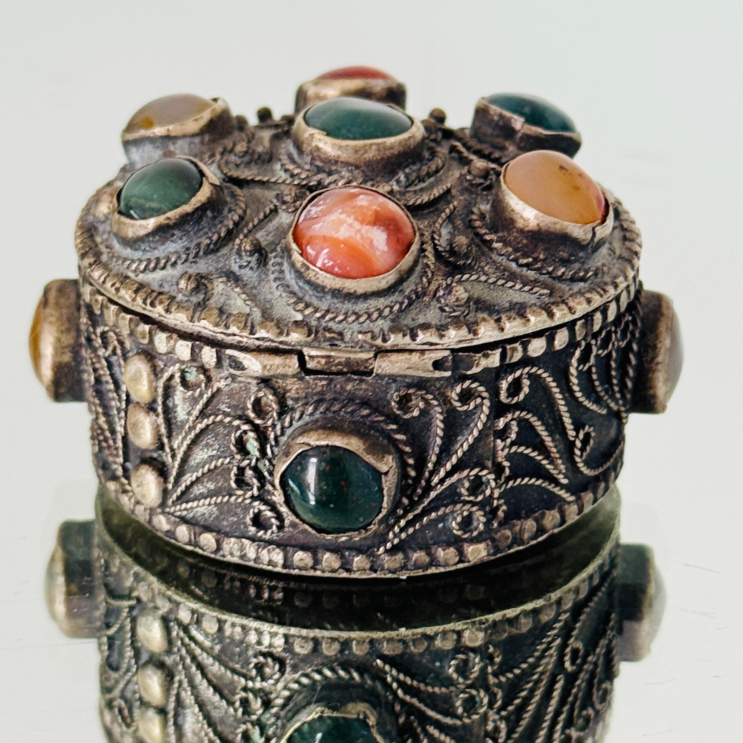 Silvered Trinket Box with Inlays of Semi-Precious Stones, c. 1960's Morisco en venta