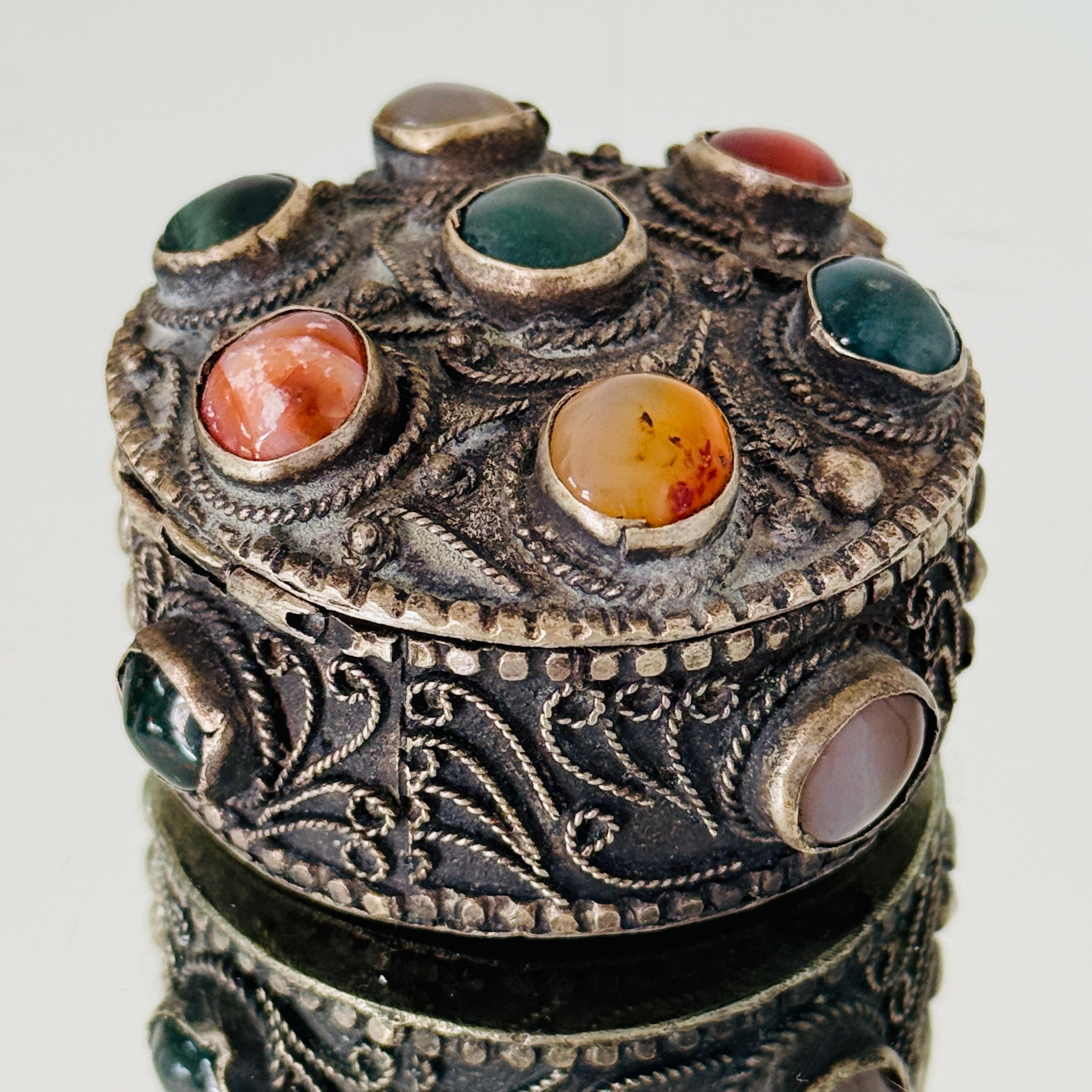 Silvered Trinket Box with Inlays of Semi-Precious Stones, c. 1960's Marroquí en venta