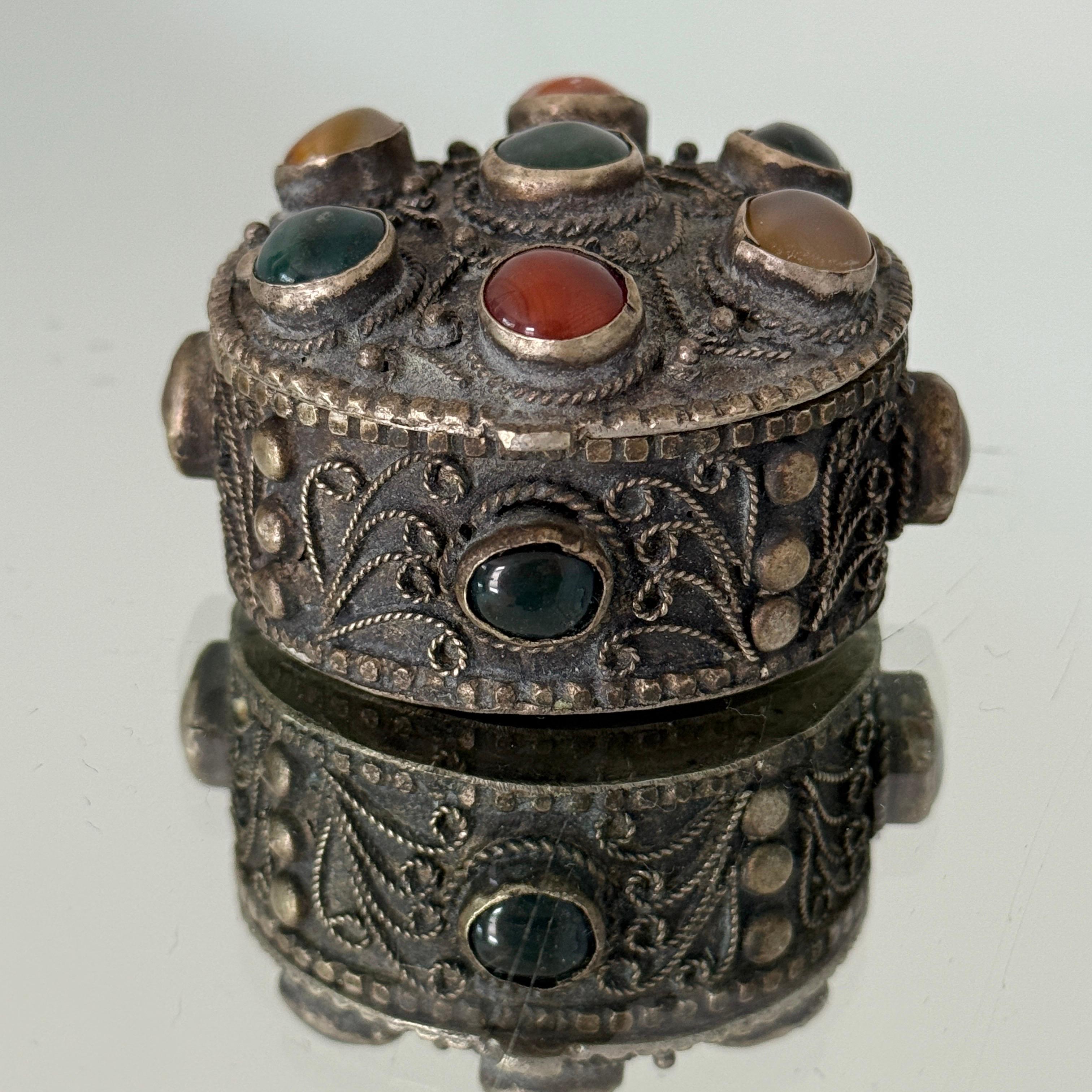 Silvered Trinket Box with Inlays of Semi-Precious Stones, c. 1960's Tallado a mano en venta