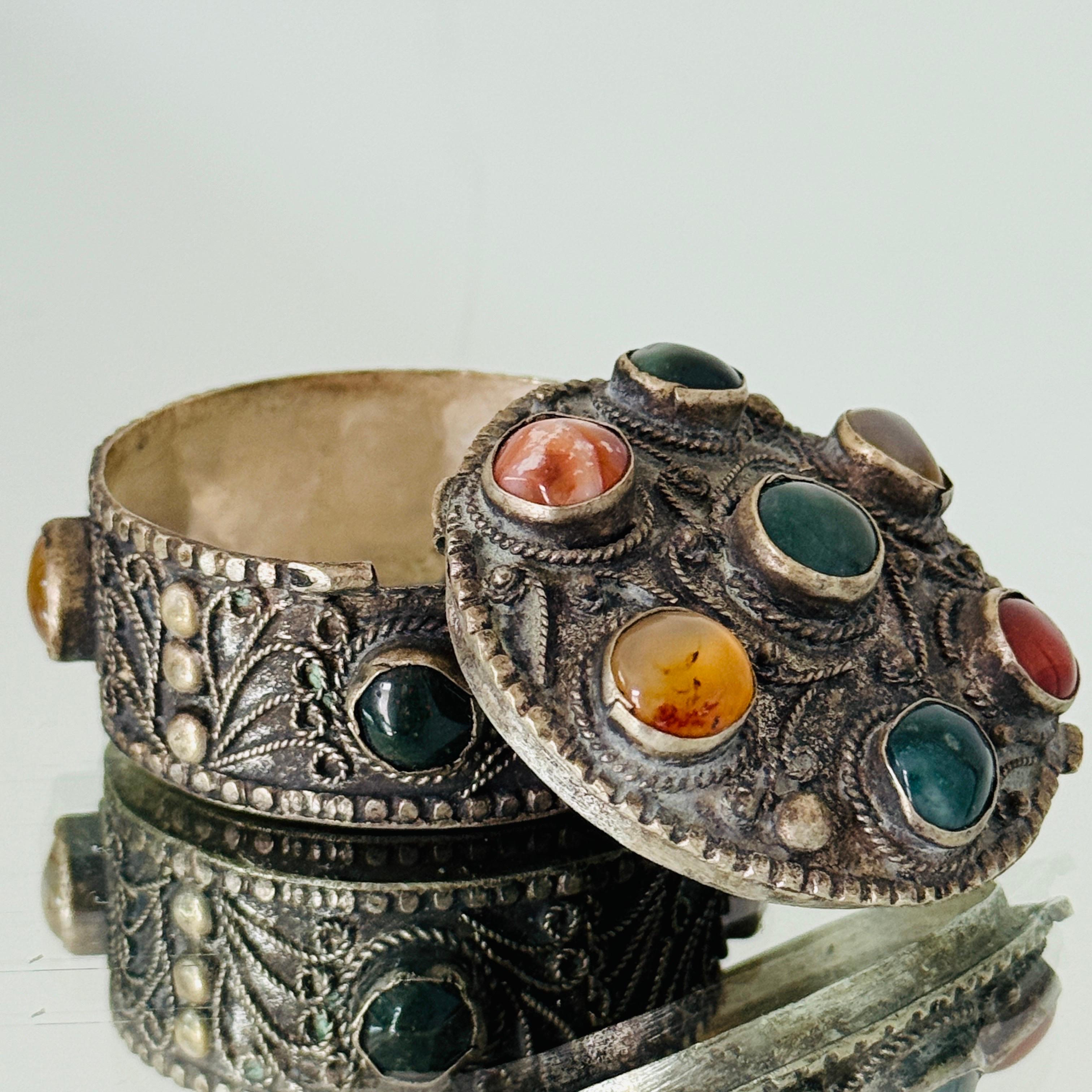 Silvered Trinket Box with Inlays of Semi-Precious Stones, c. 1960's en Bueno estado para la venta en Fort Lauderdale, FL