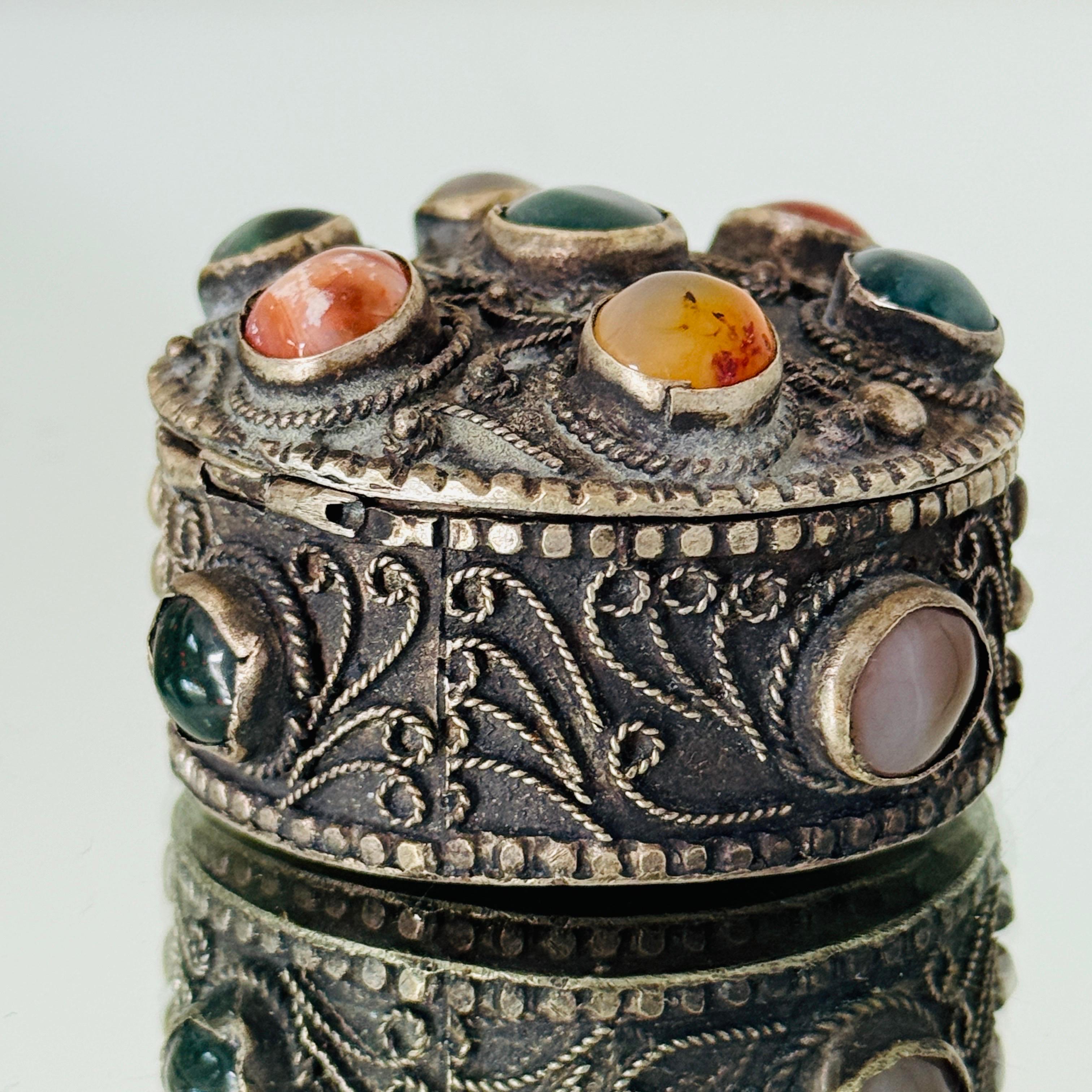 Silvered Trinket Box with Inlays of Semi-Precious Stones, c. 1960's mediados del siglo XX en venta