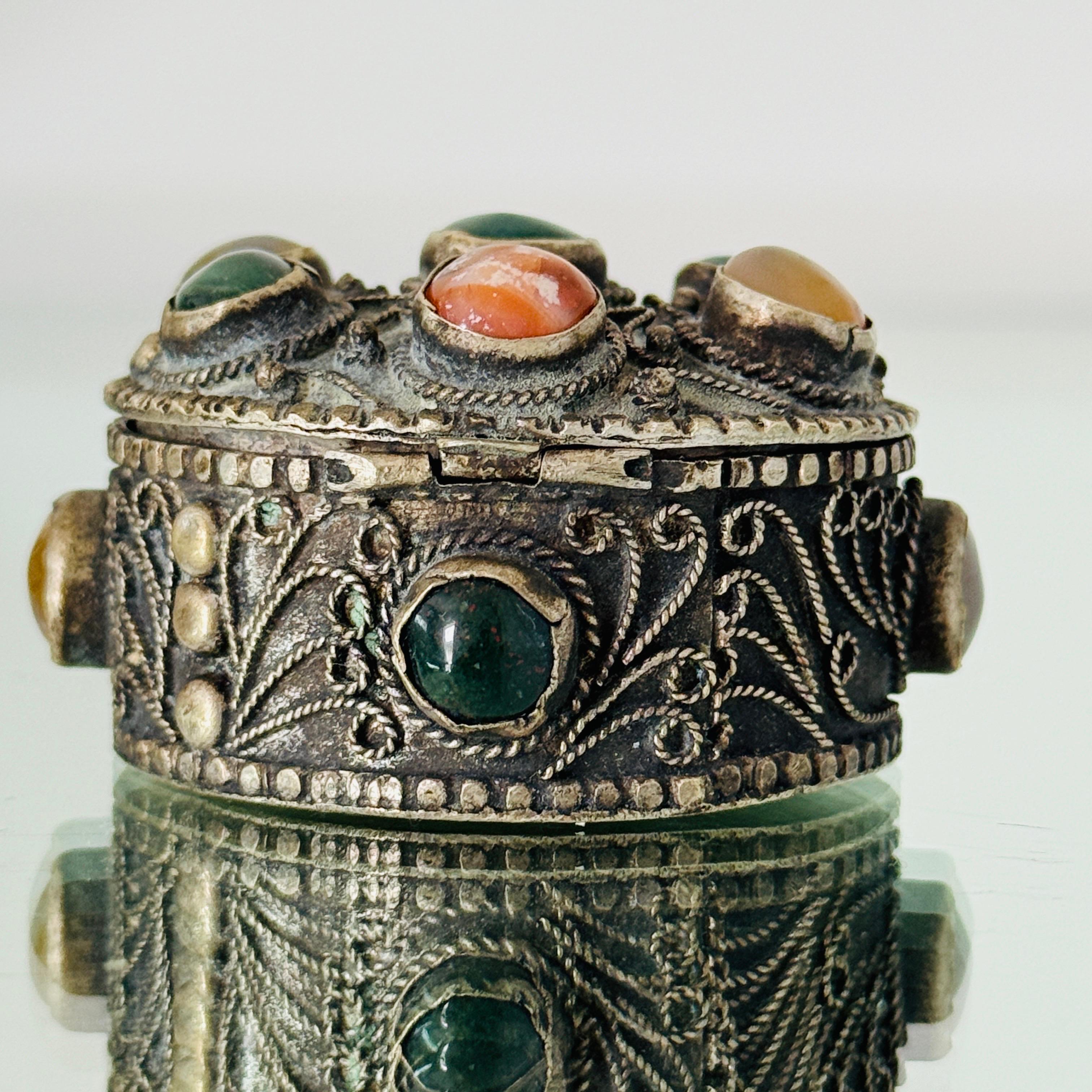 Silvered Trinket Box with Inlays of Semi-Precious Stones, c. 1960's Metal en venta