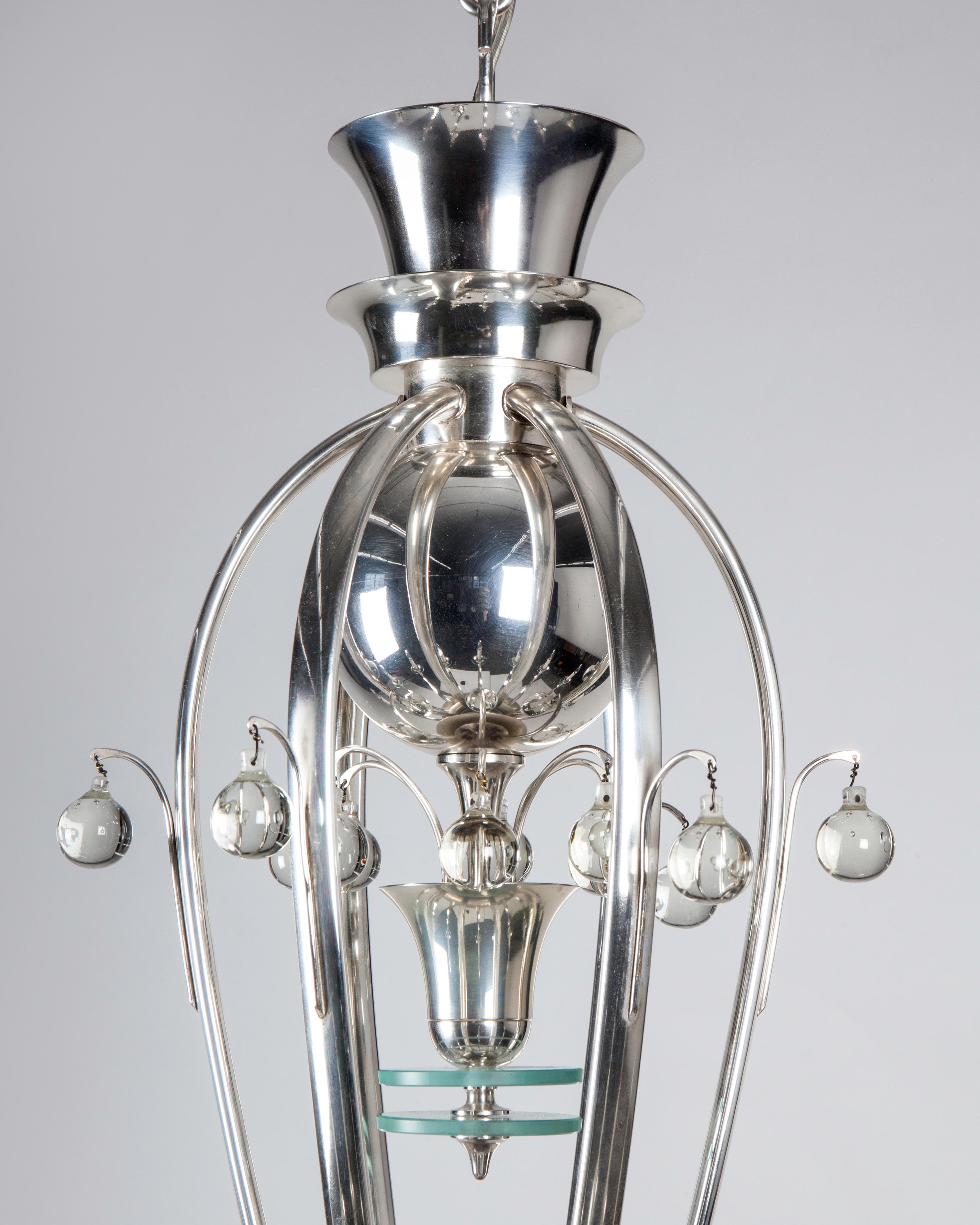 Plaqué Lustre Art déco en métal argenté et verre avec gouttes de cristal, vers les années 1930 en vente