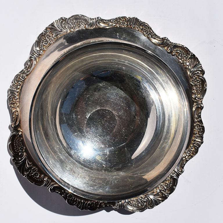 Soßenschüssel und Unterteller aus Silberblech. Dieses Stück ist von Wallace aus ihrer Baroque 247 Linie. Eine Sammlung mit hohem Sammlerwert. 

Maße: 9