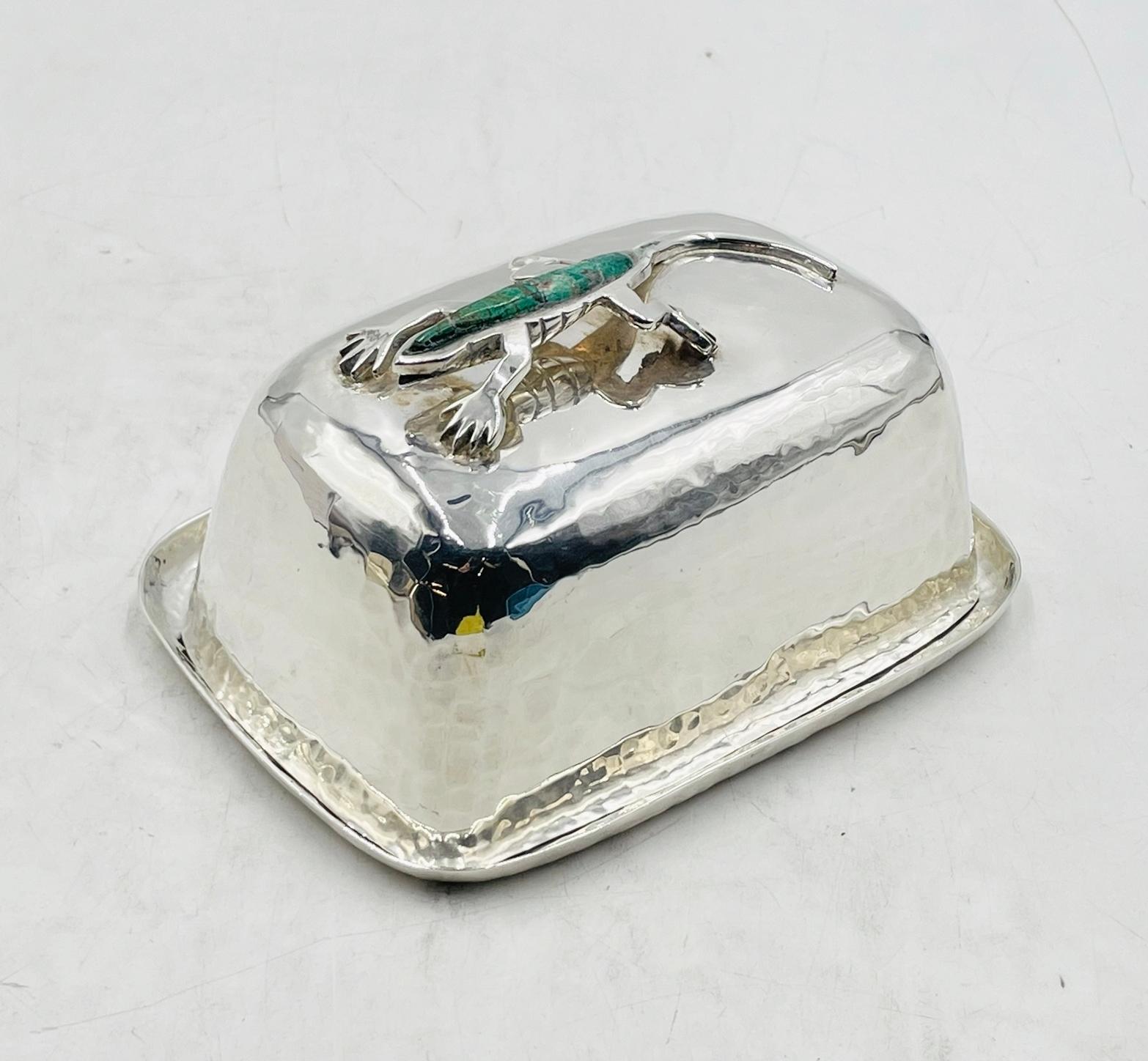 Moderno Piatto da burro in silverplate con intarsio di lucertola e turchese di Emilia Castillo, Messico in vendita