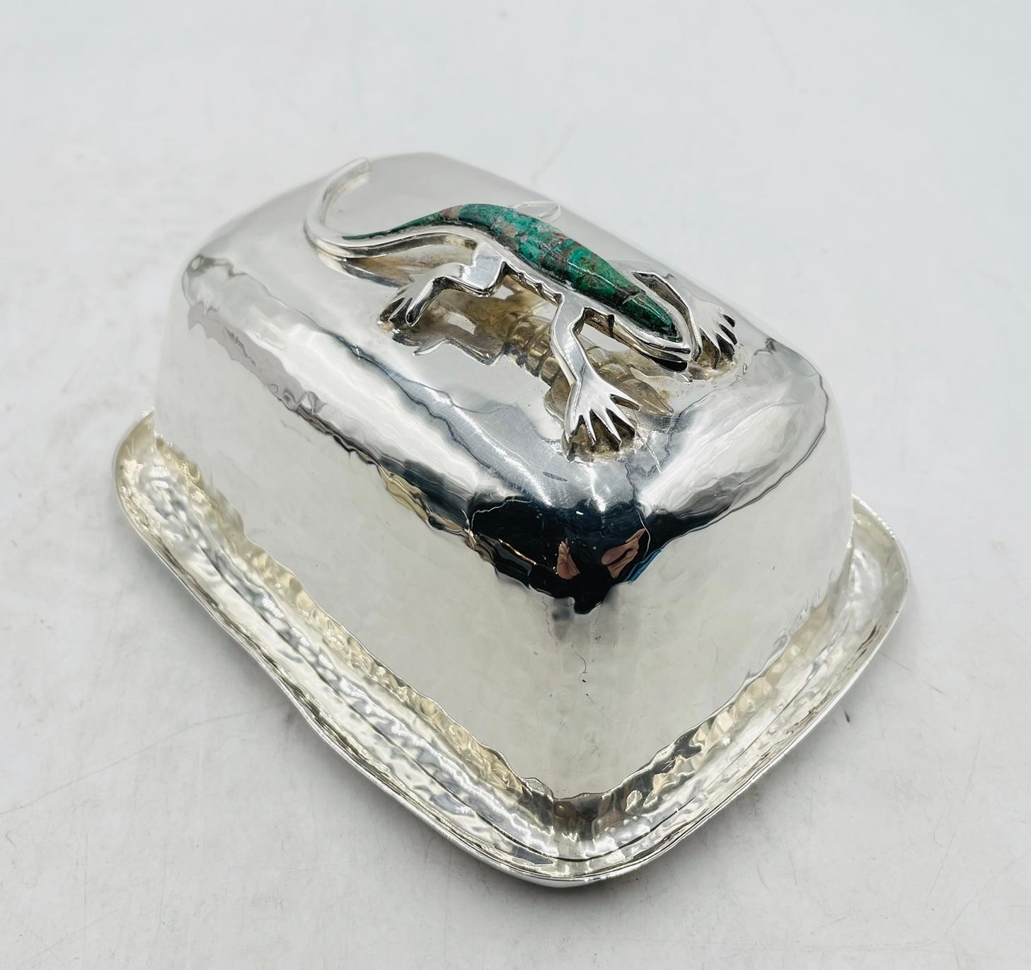 Argento Piatto da burro in silverplate con intarsio di lucertola e turchese di Emilia Castillo, Messico in vendita