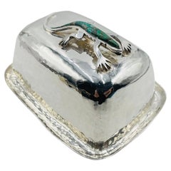 Plat à beurre en métal argenté avec incrustation de lézard et de turquoise par Emilia Castillo, Mexique