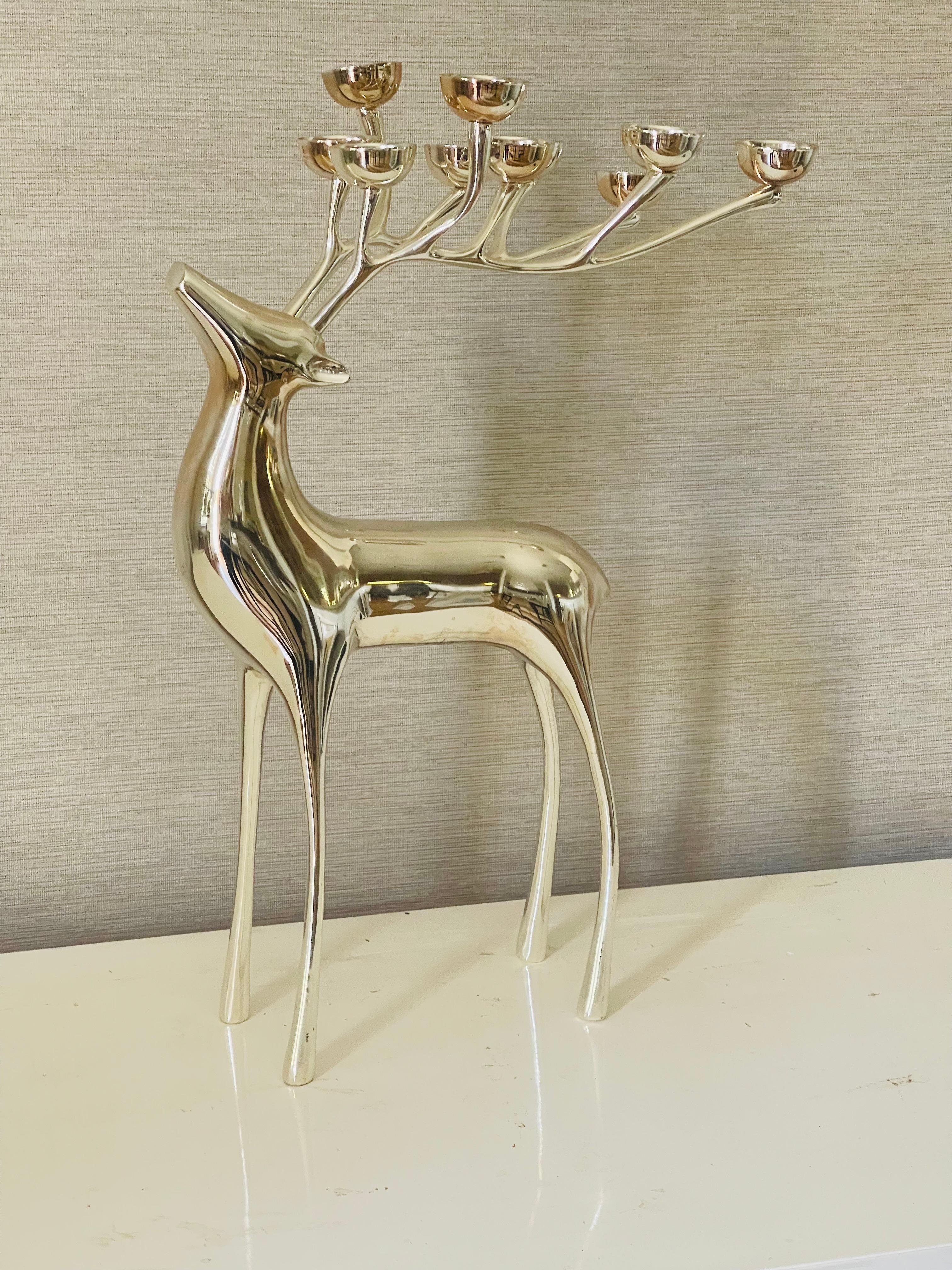 Grande candelabro in silverplate da 20 pollici, a forma di figura di cervo. Un ottimo arredamento moderno o un regalo.