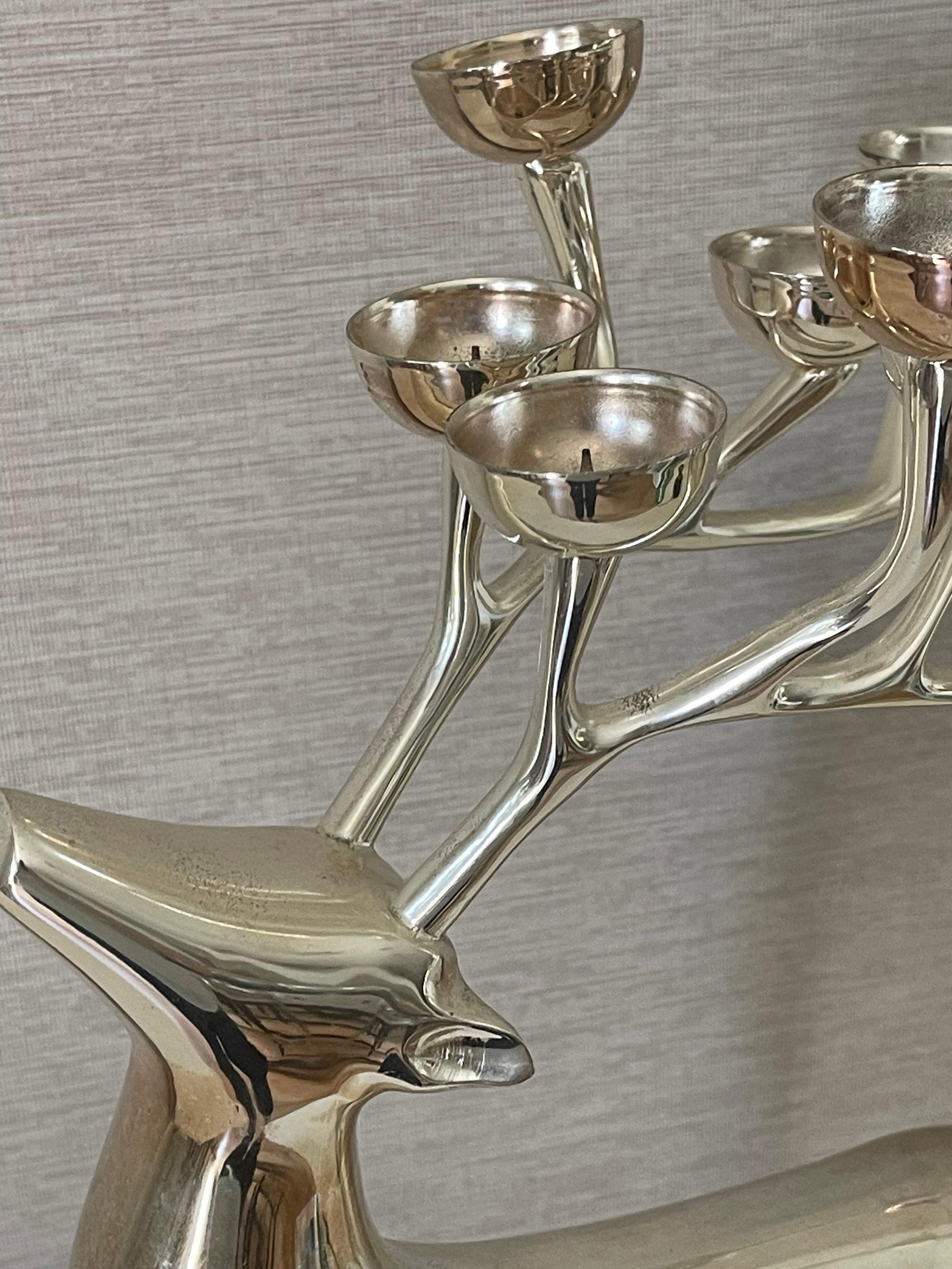 Americano Candelabro in silverplate Figura di cervo scultorea in vendita