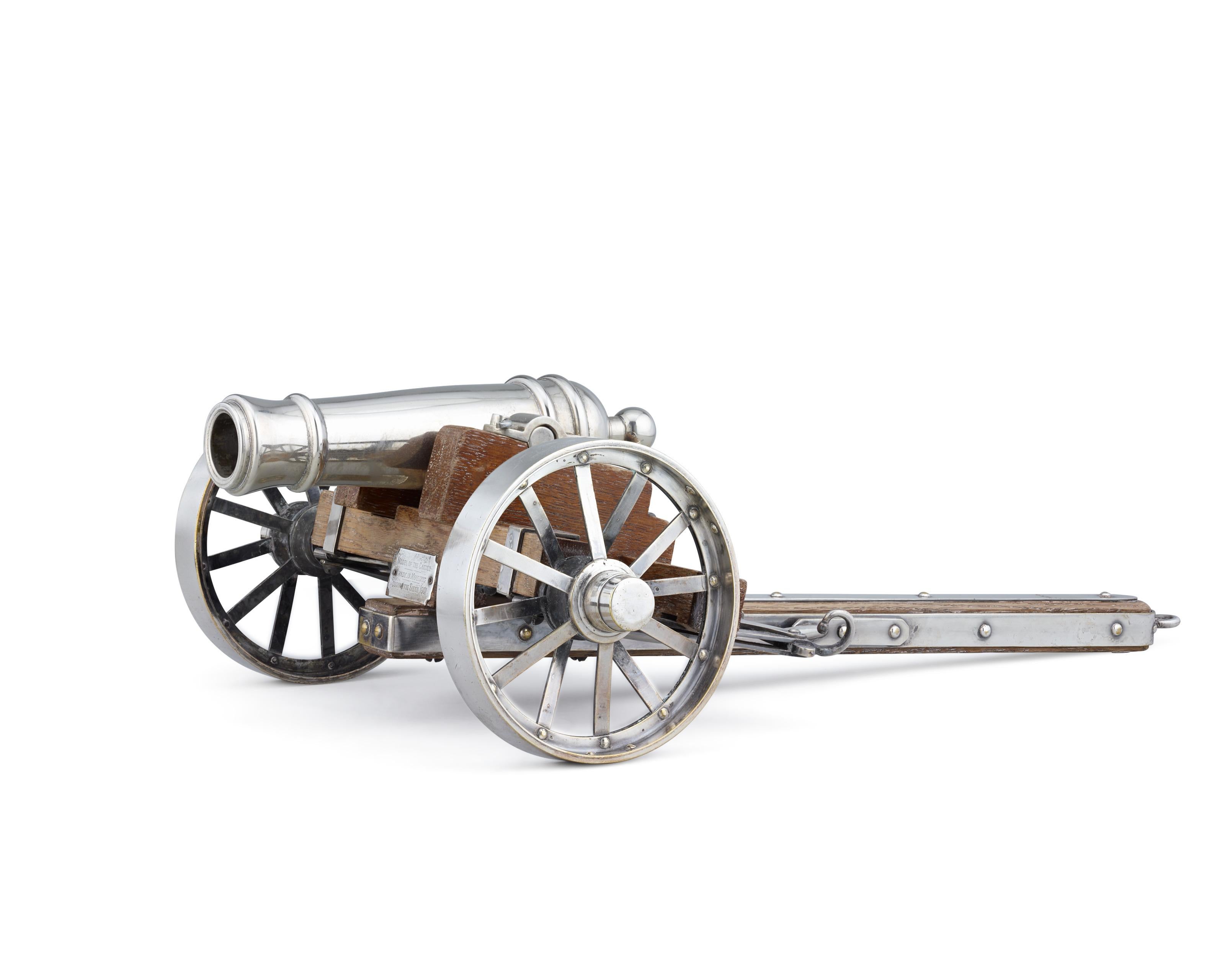 Victorien Canon à roues en métal argenté en vente