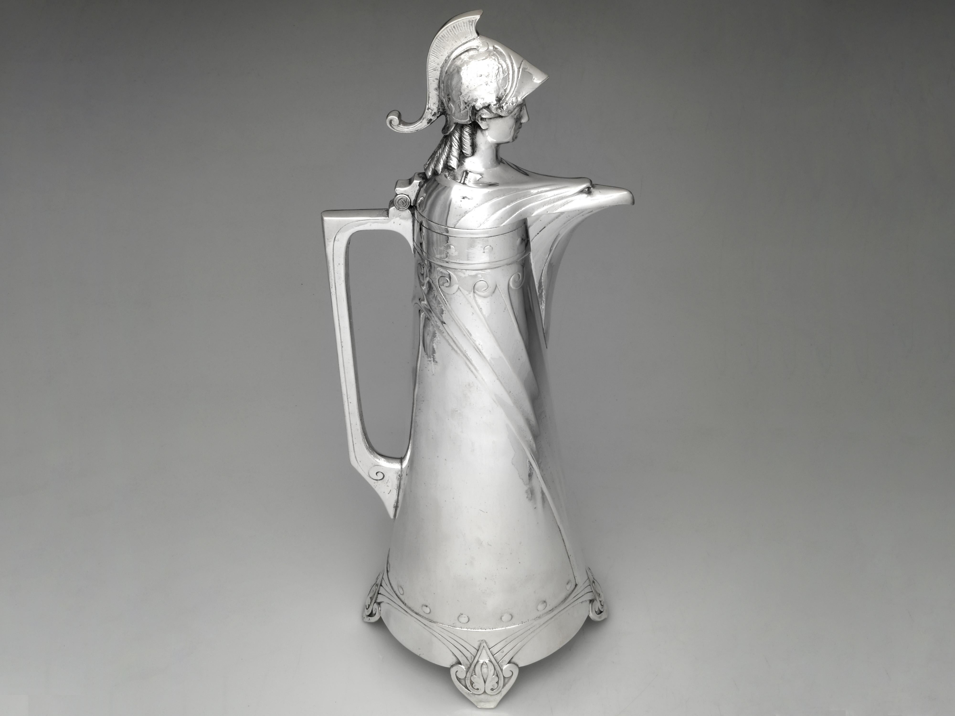 Bei diesem außergewöhnlichen Gefäß handelt es sich um eine versilberte Trophäe/Tankard in einer stark stilisierten Jugendstilform mit starkem neoklassischem Einfluss. Auf dem Deckel befindet sich eine behelmte klassische Figur, wahrscheinlich