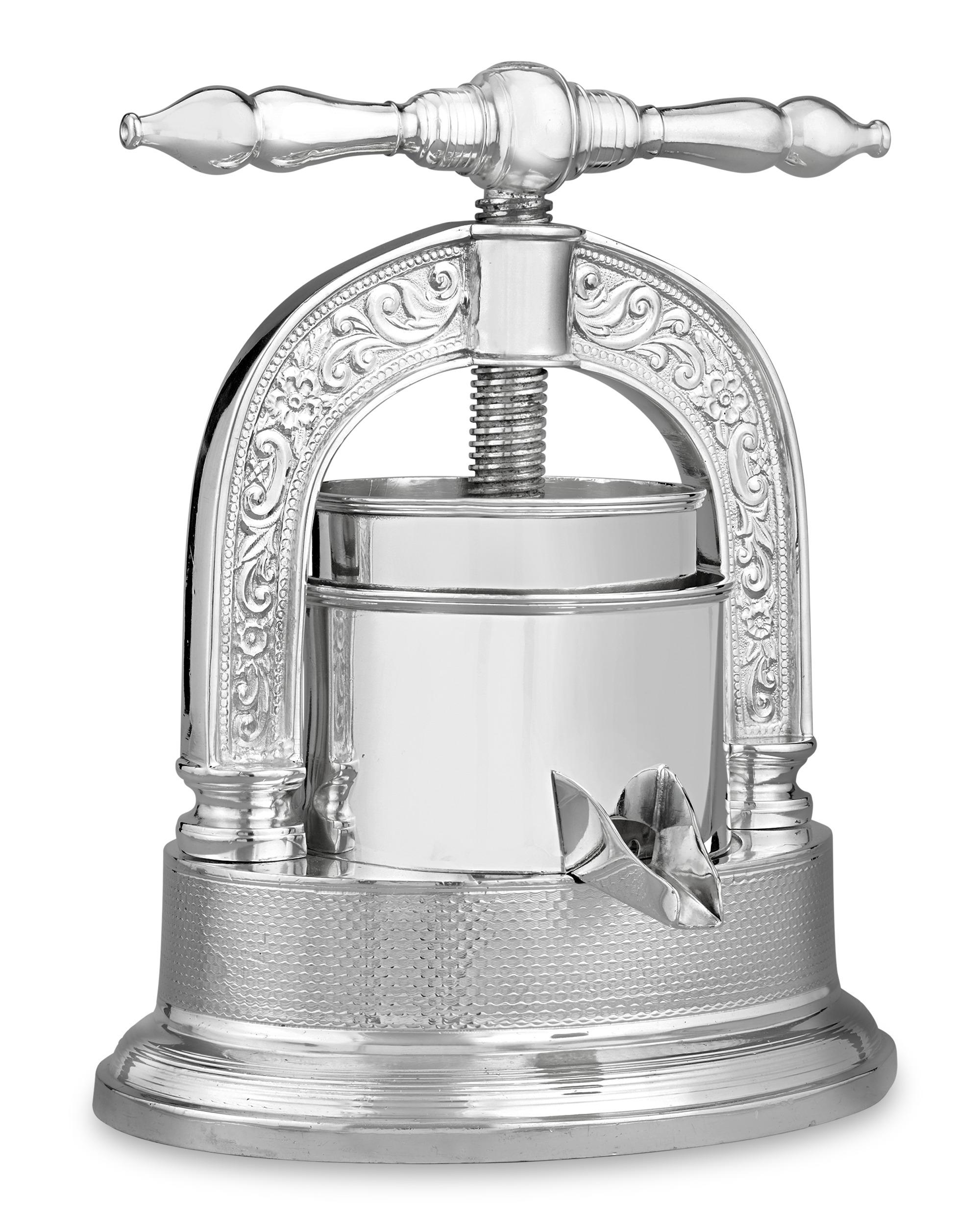 Antaño herramienta indispensable de la alta cocina francesa, este raro prensapato de plata sirve como símbolo del dominio del oficio. Utilizado para exprimir los jugos de la carcasa de un pato en la preparación del plato tradicional canard au sang,