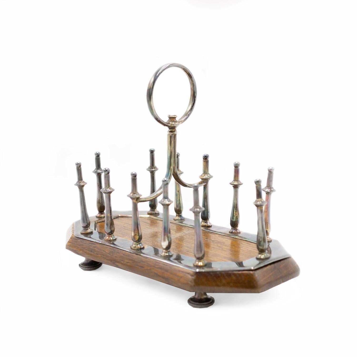 Englischer Toastständer / Briefhalter aus Silberblech mit Eichensockel (Herstellerplakette auf der Unterseite)