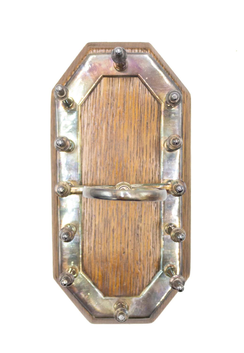 Facettierter Briefhalter aus Silberblech (Eichenholz) im Angebot