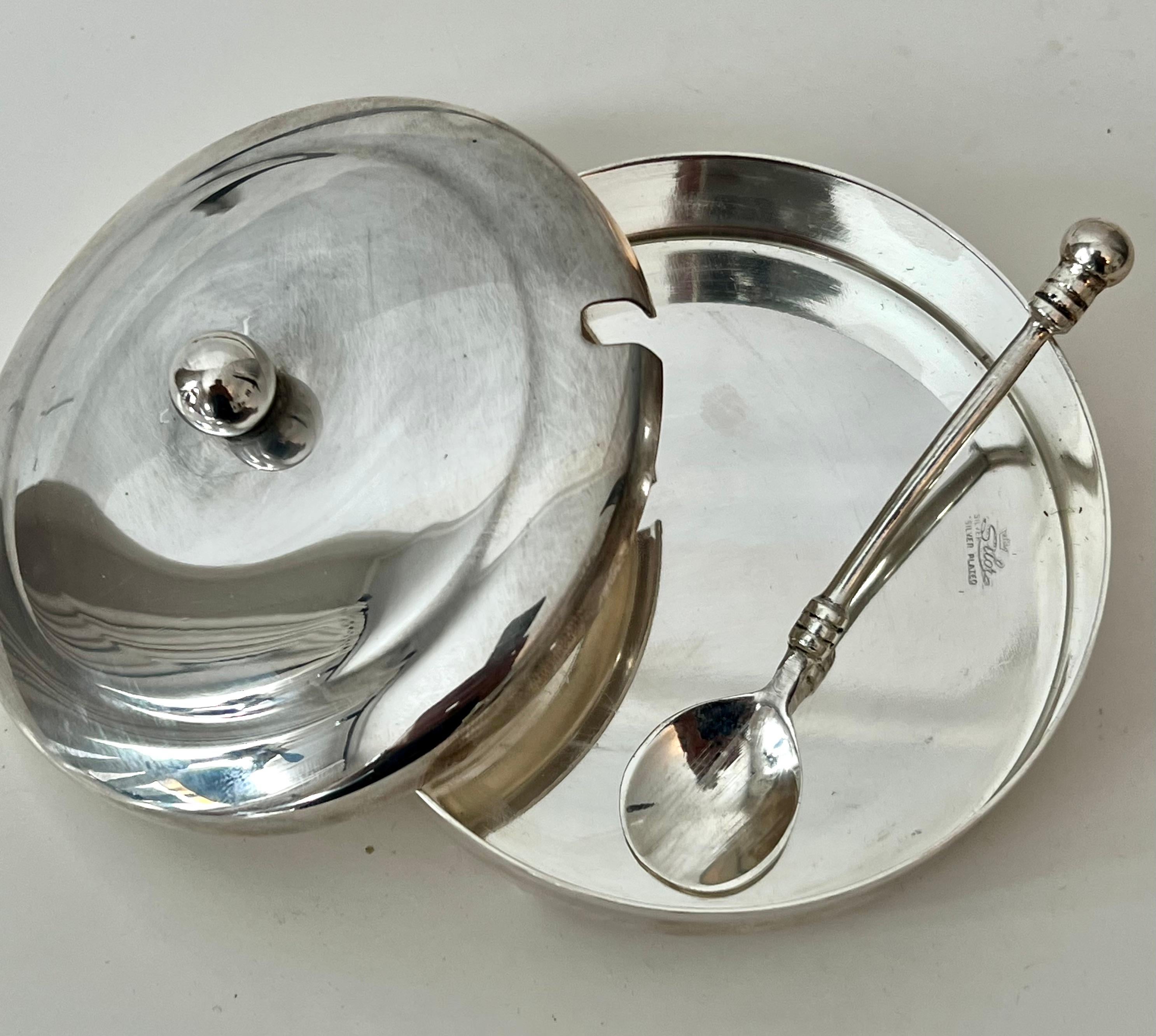 Silverplate Sugar or Condiment Bowl with Spoon In Good Condition For Sale In Los Angeles, CA