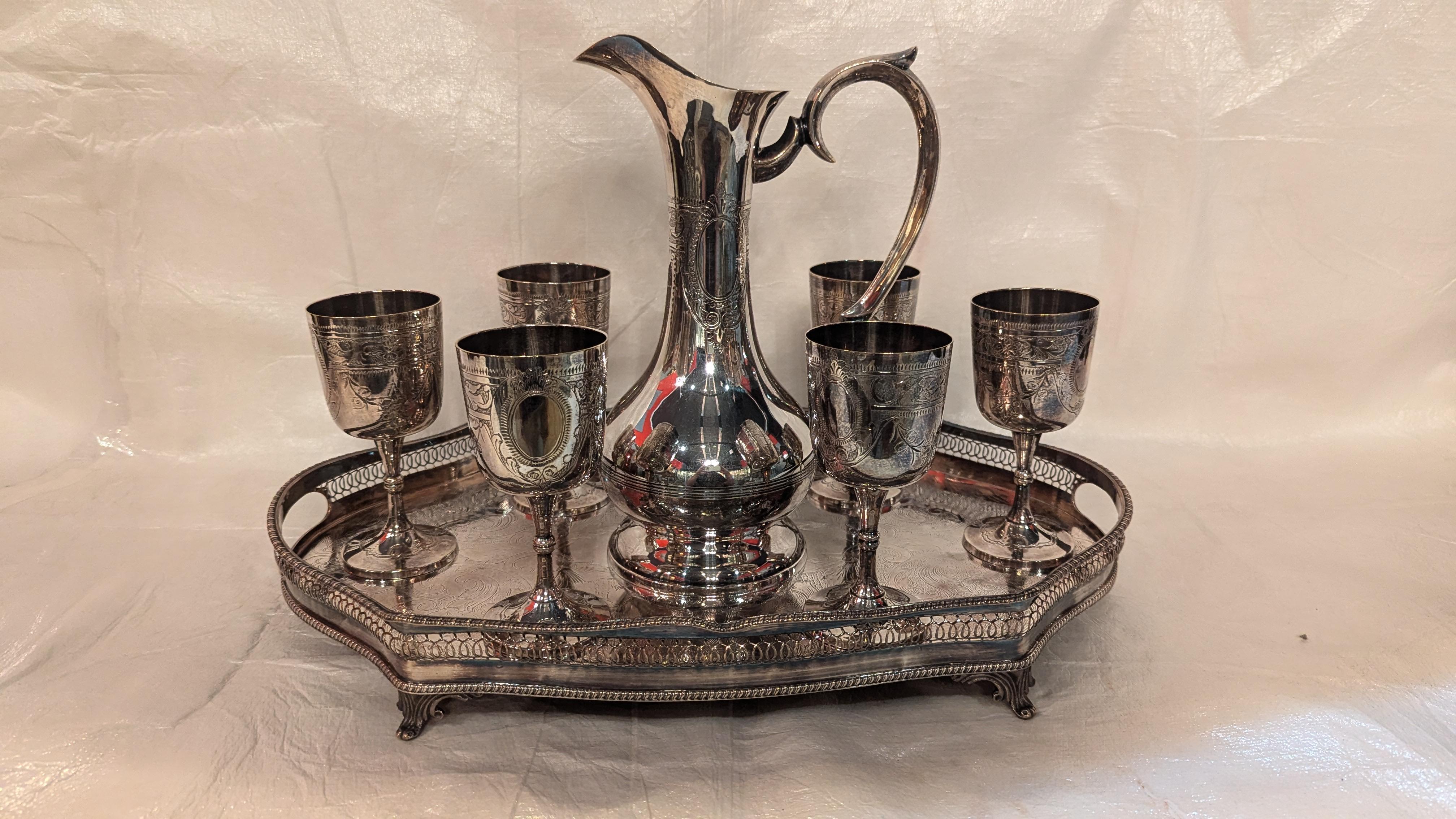 Weinkaraffe mit Stiel und Tablett aus Silberblech (Hollywood Regency) im Angebot